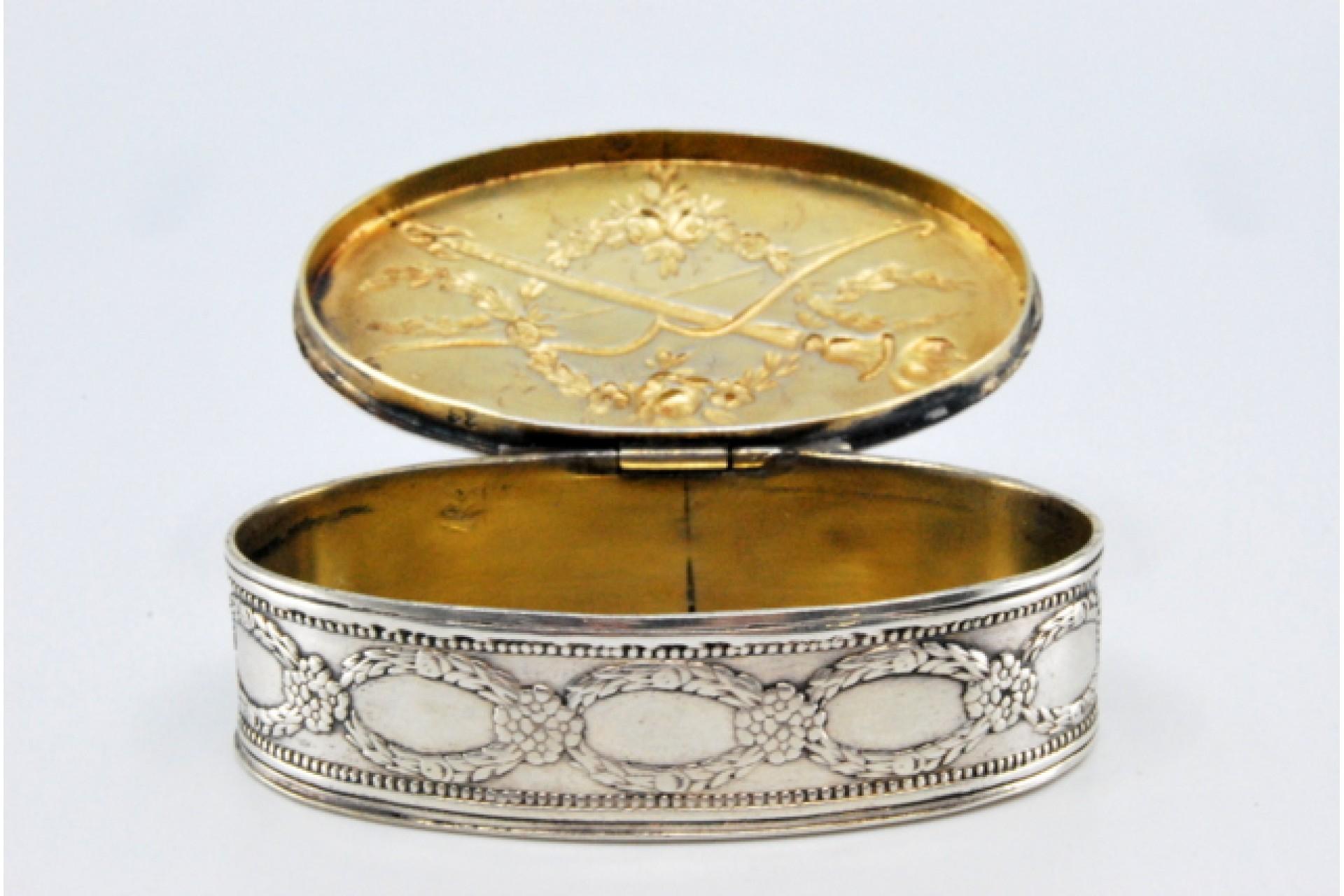 Oval silver snuff box with raised torch lid and gold interior im Zustand „Gut“ im Angebot in Porto, PT