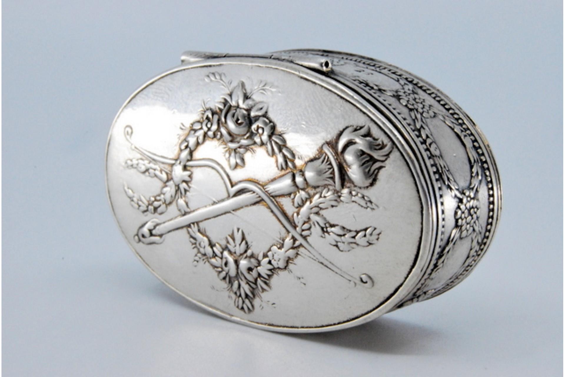 Oval silver snuff box with raised torch lid and gold interior (19. Jahrhundert) im Angebot