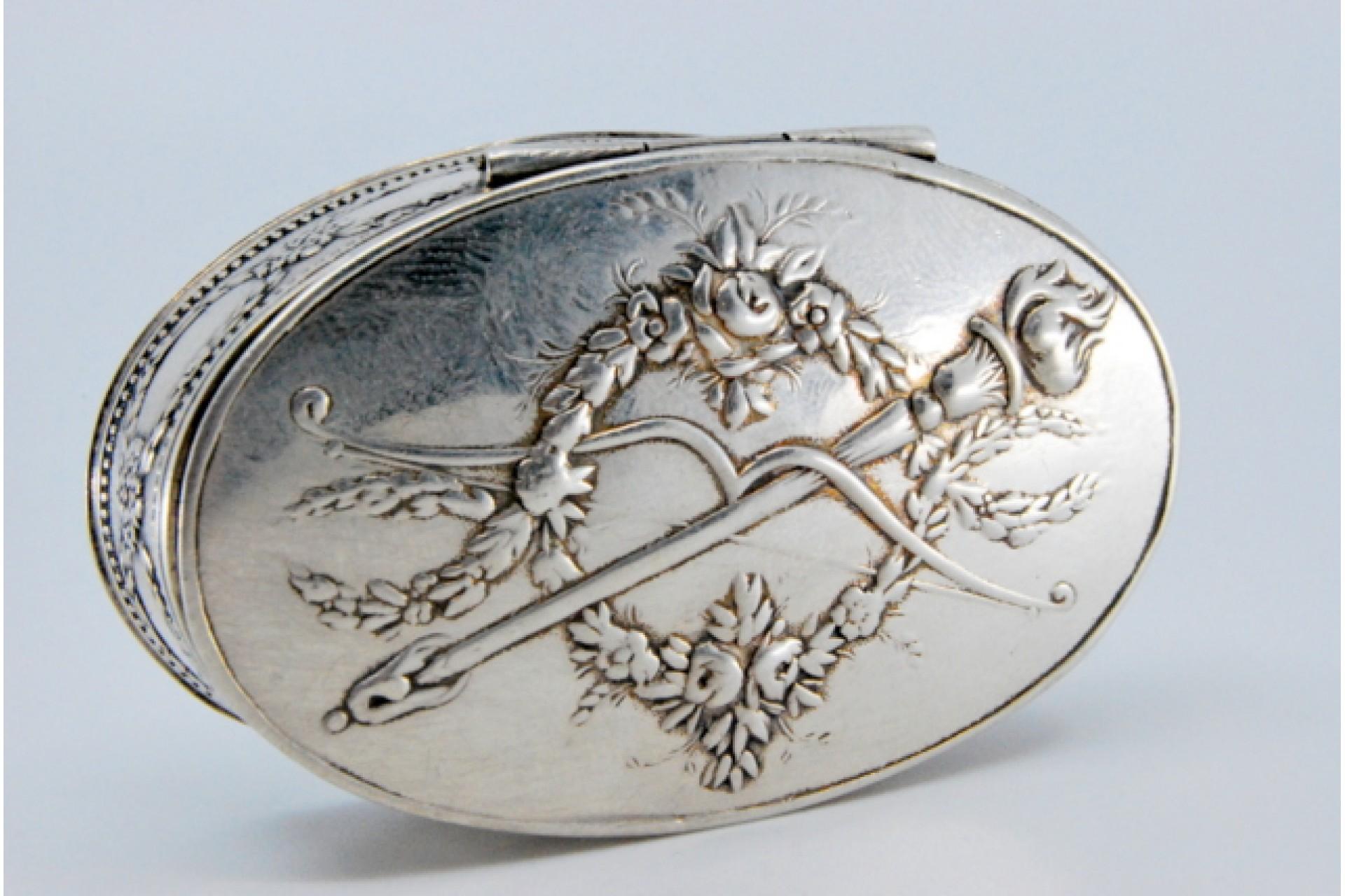 Oval silver snuff box with raised torch lid and gold interior (Silber) im Angebot