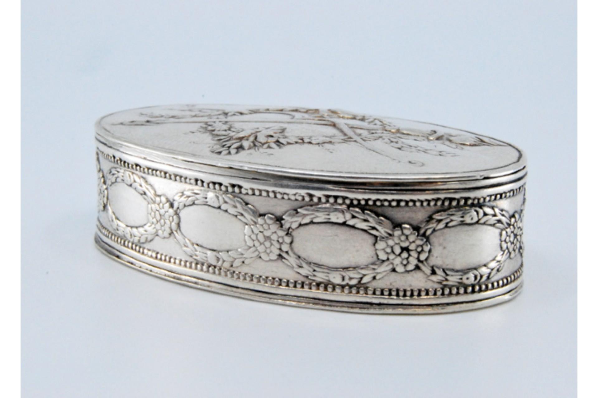 Oval silver snuff box with raised torch lid and gold interior im Angebot 1