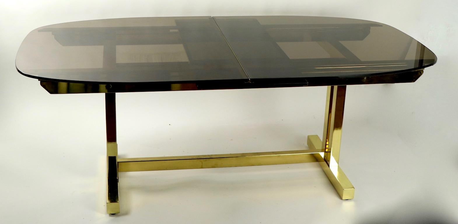 Laiton Table de salle à manger ovale en verre fumé et laiton en vente