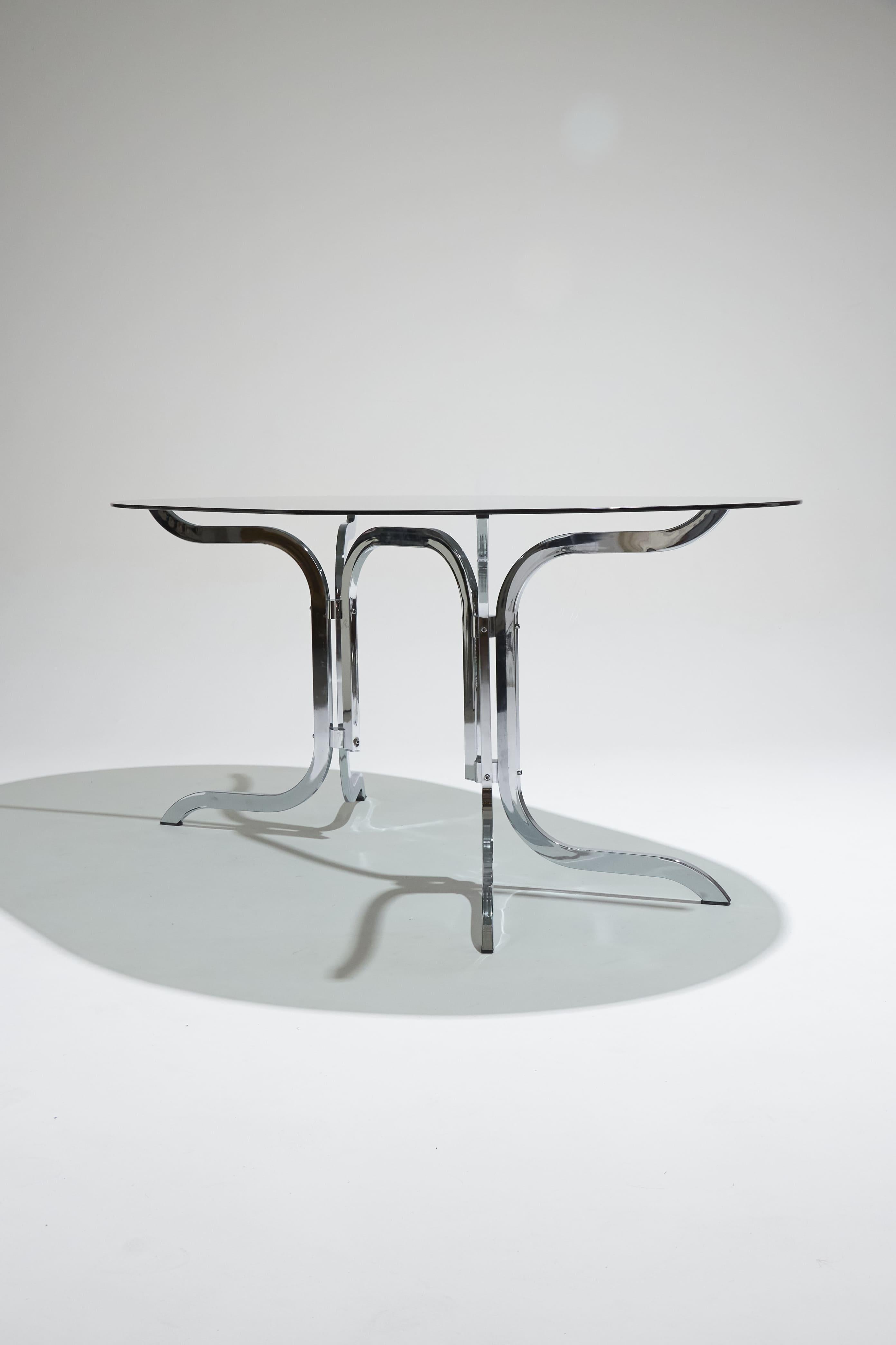 Ovaler Esstisch aus Rauchglas und Chrom von Roche Bobois, 1970er Jahre. Der Doppelsockel besteht aus verchromtem Metall und die Platte aus Rauchglas. In sehr gutem Zustand, der Deckel kann leicht vom Sockel abgenommen werden.
LP5169