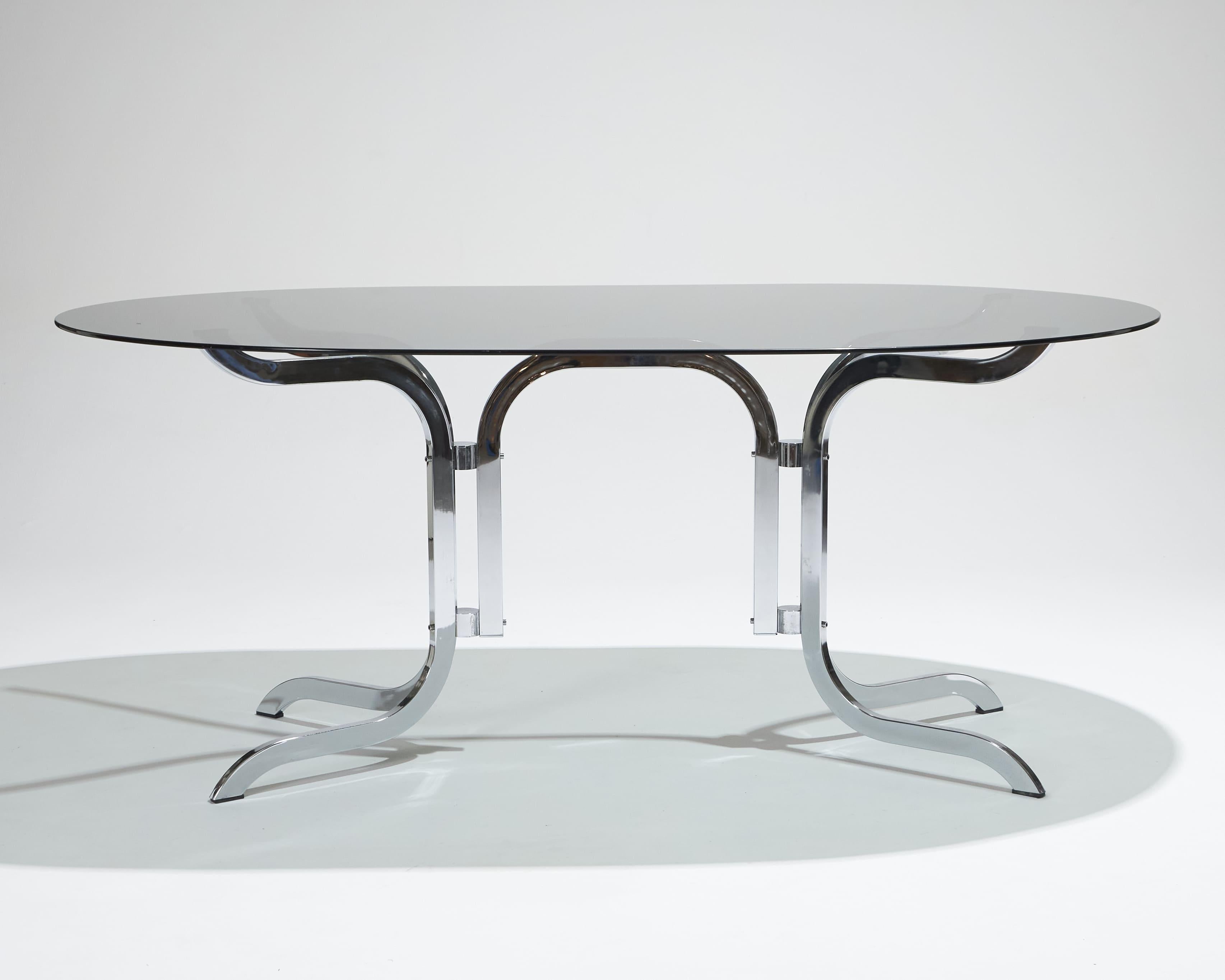 Ovaler Tisch aus Rauchglas und Chrom von Roche Bobois, 1970er Jahre (20. Jahrhundert) im Angebot