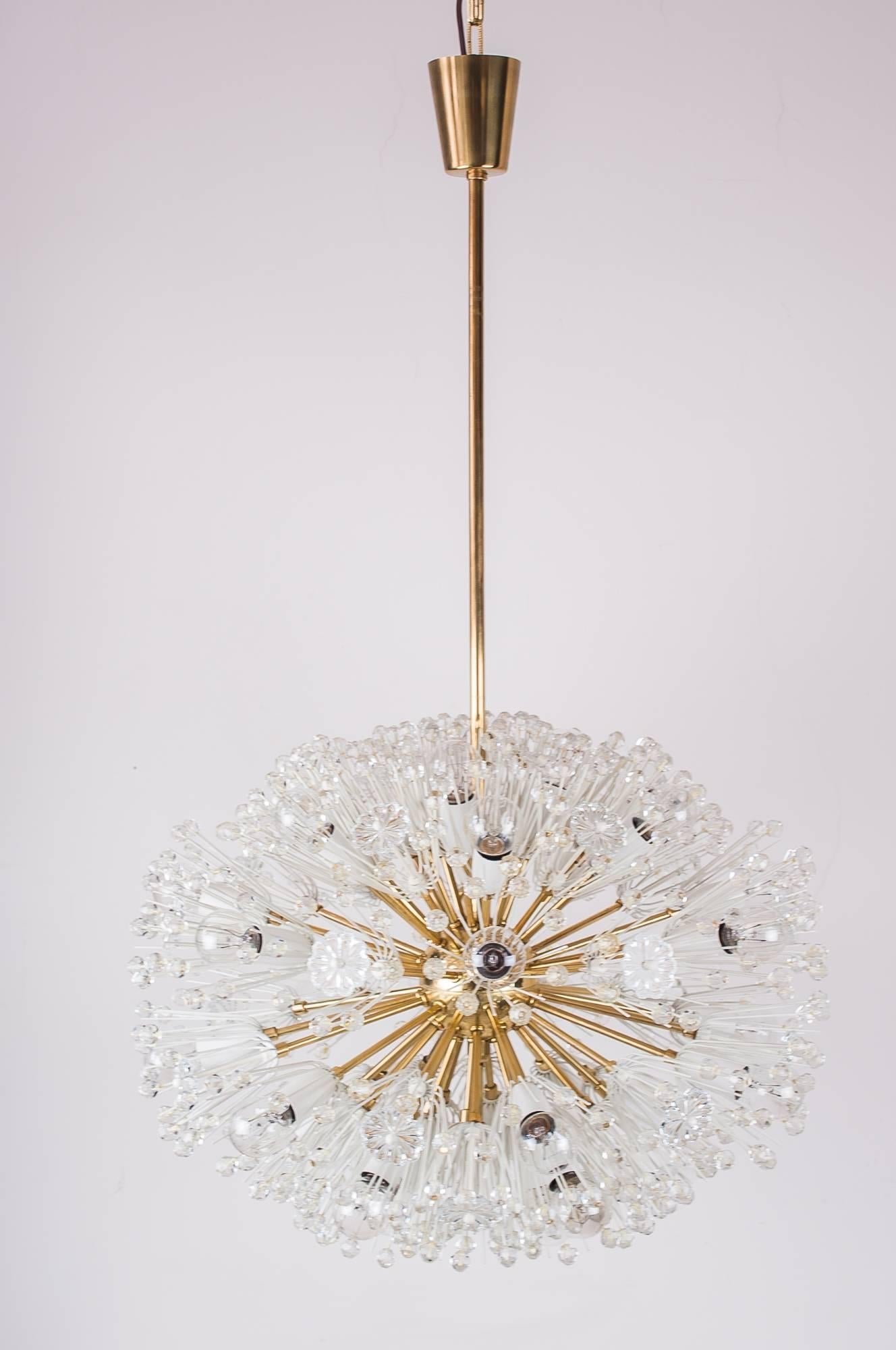 This glamorous delicate Sputnik chandelier is in excellent original condition, in complete working order.
Thirty-four-light 