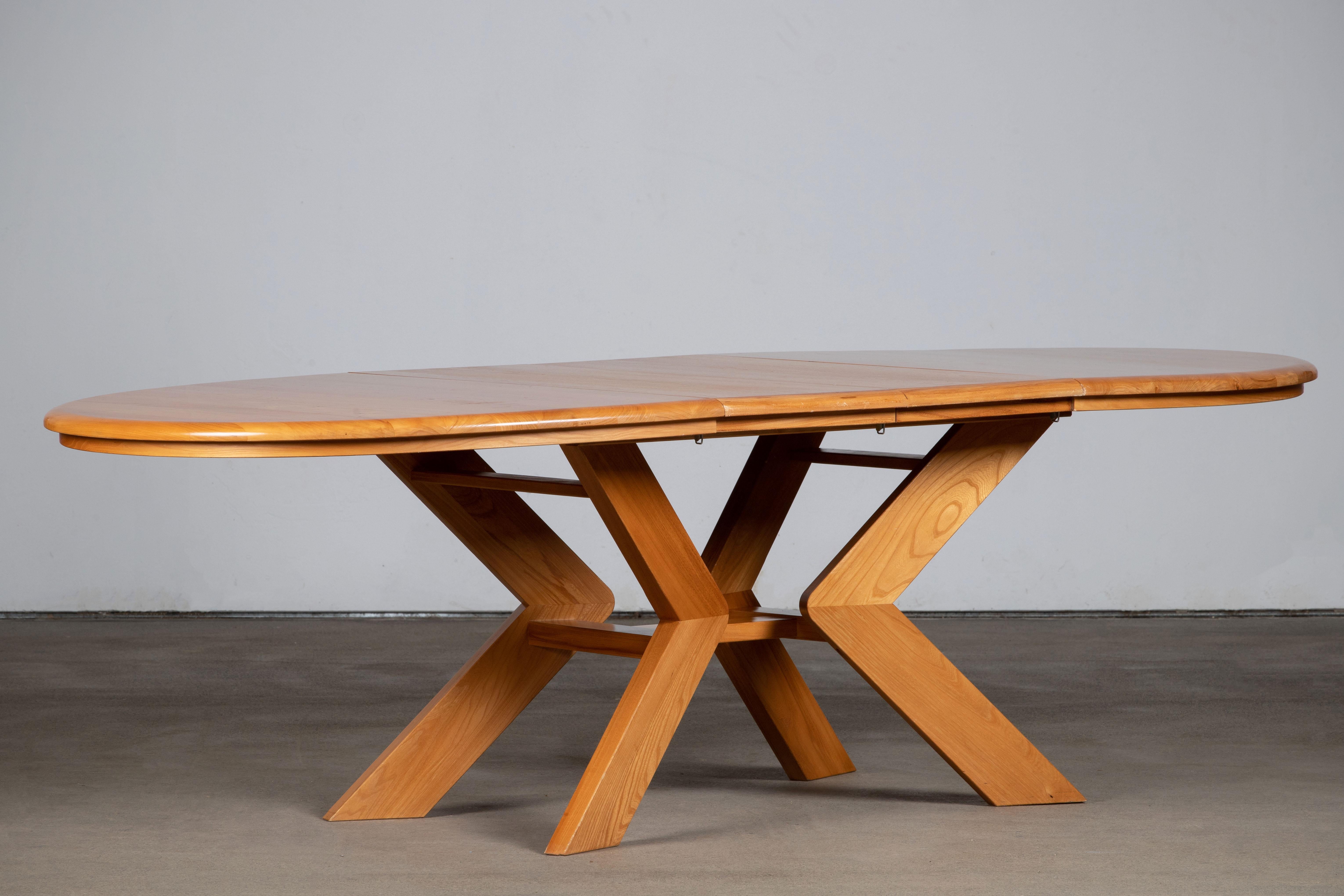 Gorgeous circular Elm dining in the manner of Pierre Chapo. 
The top features an impressive grain and nice wood-joints connexions. 
The table offers two extensions.
Dimensions closed 178 cm - to an extended lenght of 218 cm and 258 cm.
Original
