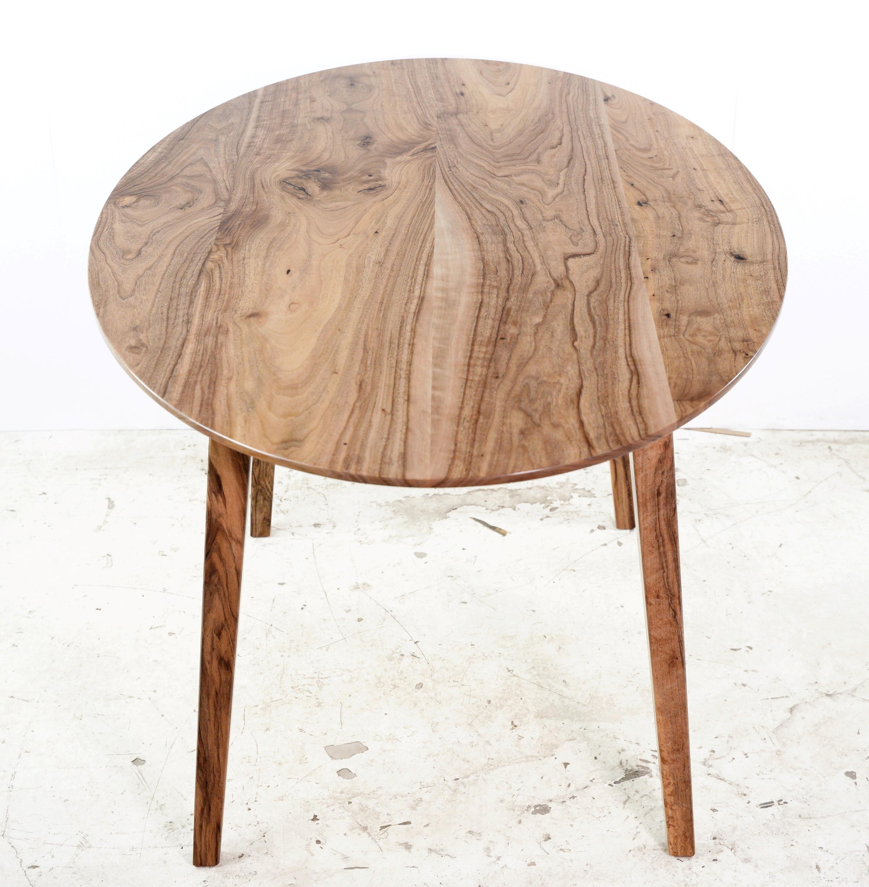 Ovaler Esstisch aus massivem englischem Nussbaum mit spitz zulaufenden Beinen  im Zustand „Neu“ in New York, NY