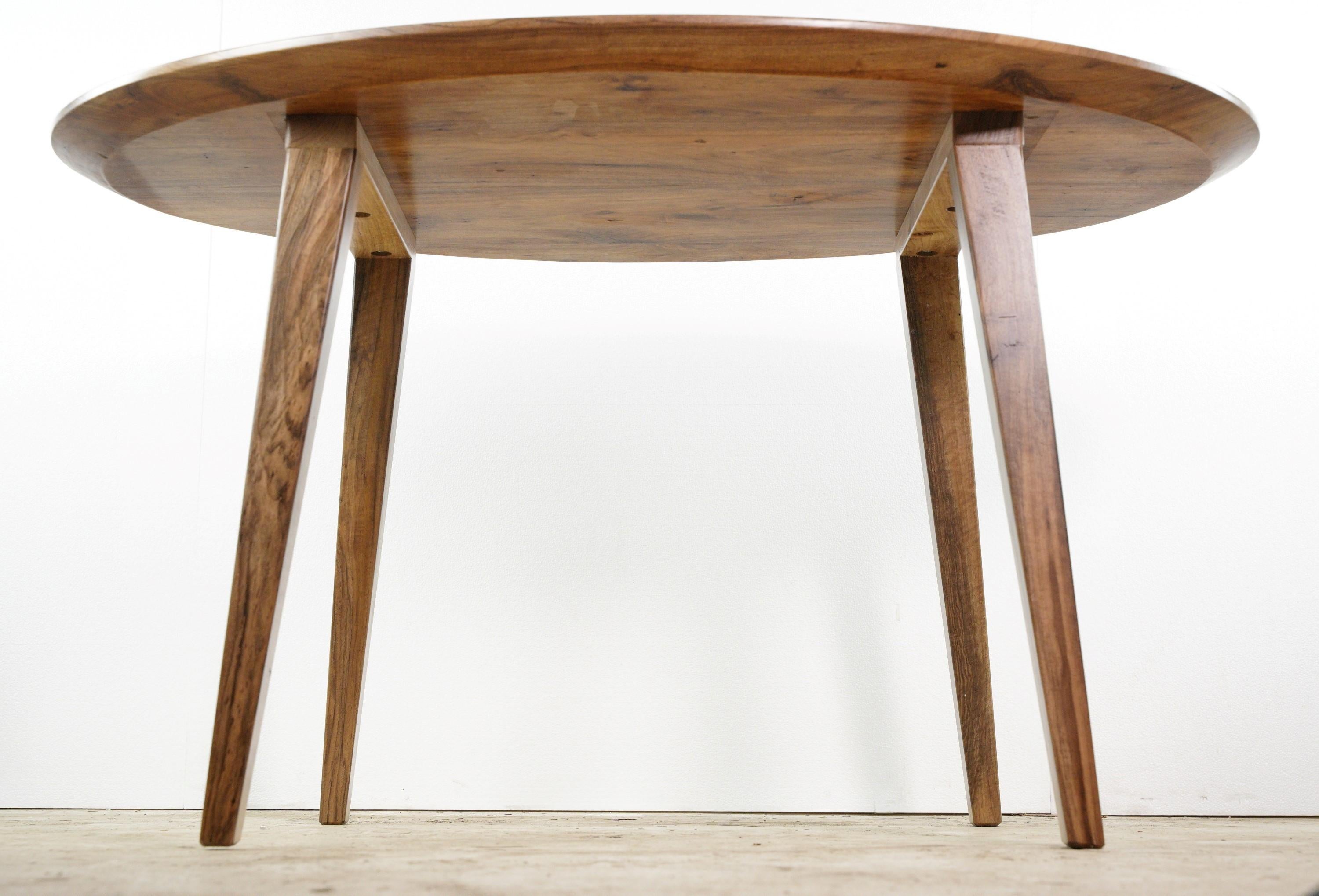 Ovaler Esstisch aus massivem englischem Nussbaum mit spitz zulaufenden Beinen  (Walnuss)