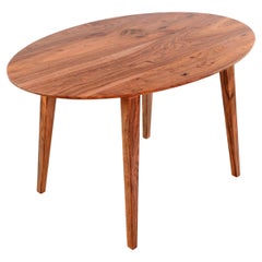 Ovaler Esstisch aus massivem englischem Nussbaum mit spitz zulaufenden Beinen 