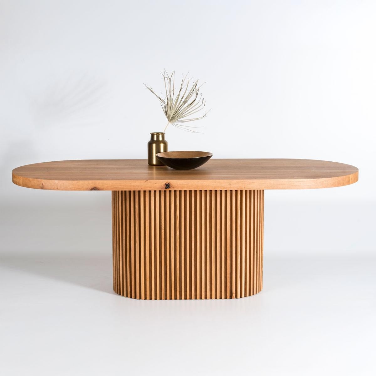 Ovaler Tisch aus Eiche massiv - DOCIA (Moderne) im Angebot