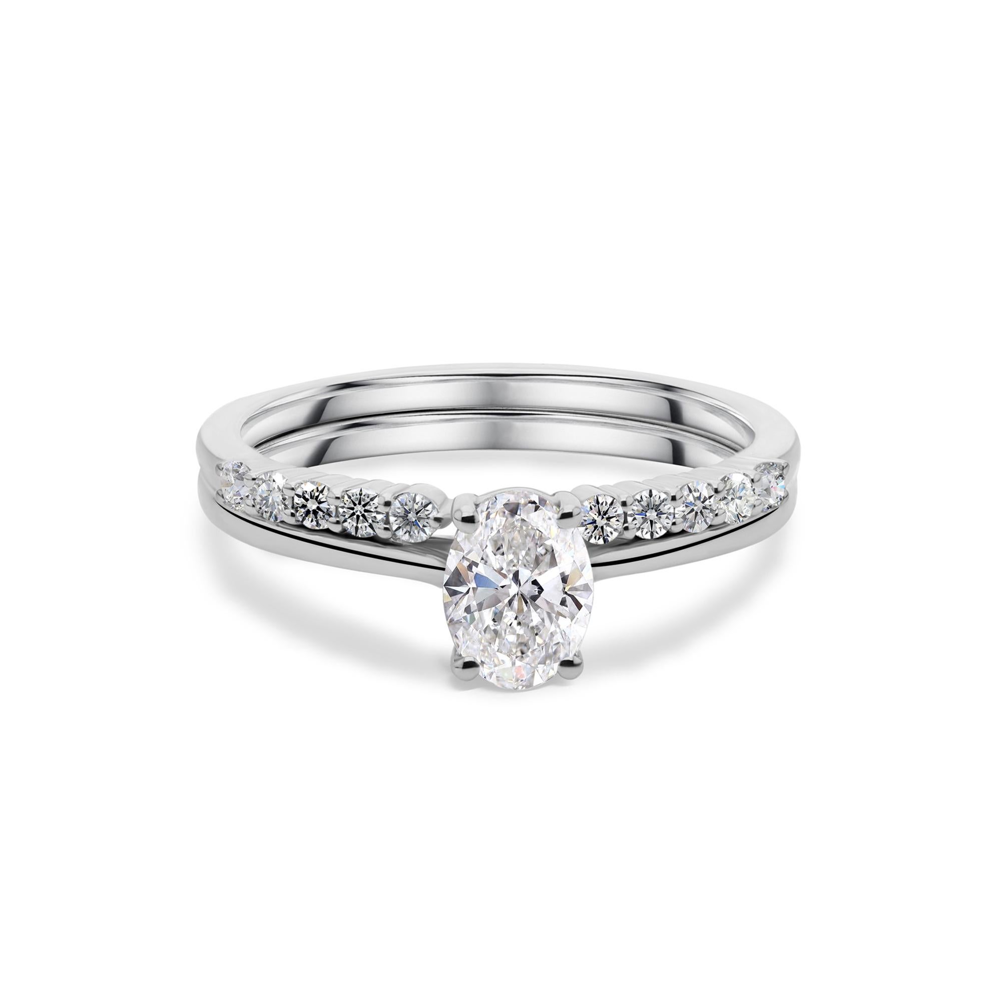 En vente :  Bague de fiançailles empilable en or blanc 18K avec solitaire ovale et diamant naturel 2