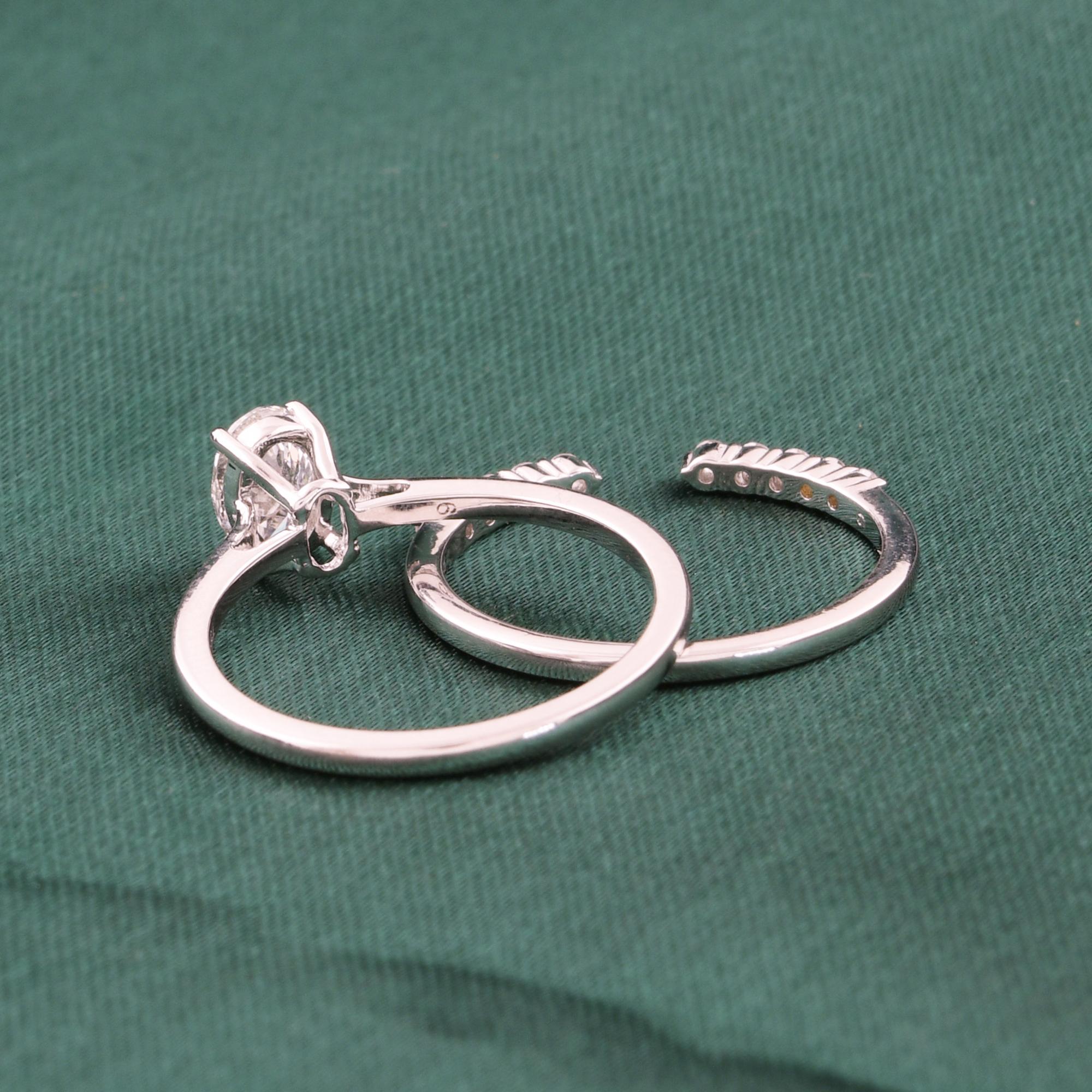 En vente :  Bague de fiançailles empilable en or blanc 18K avec solitaire ovale et diamant naturel 4