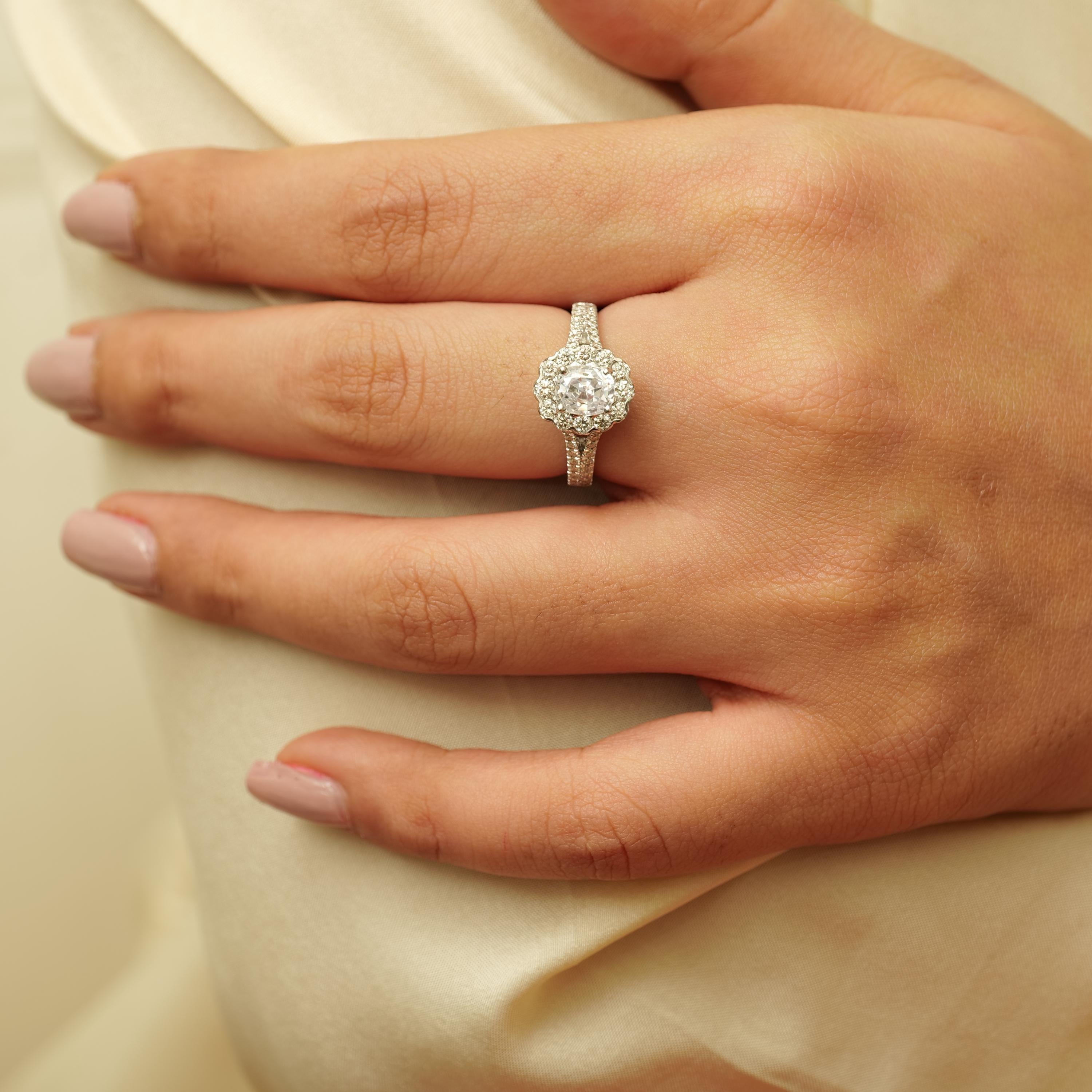 Art Déco Anello aureolato con diamante naturale solitario ovale in oro massiccio 14k (certificato) in vendita