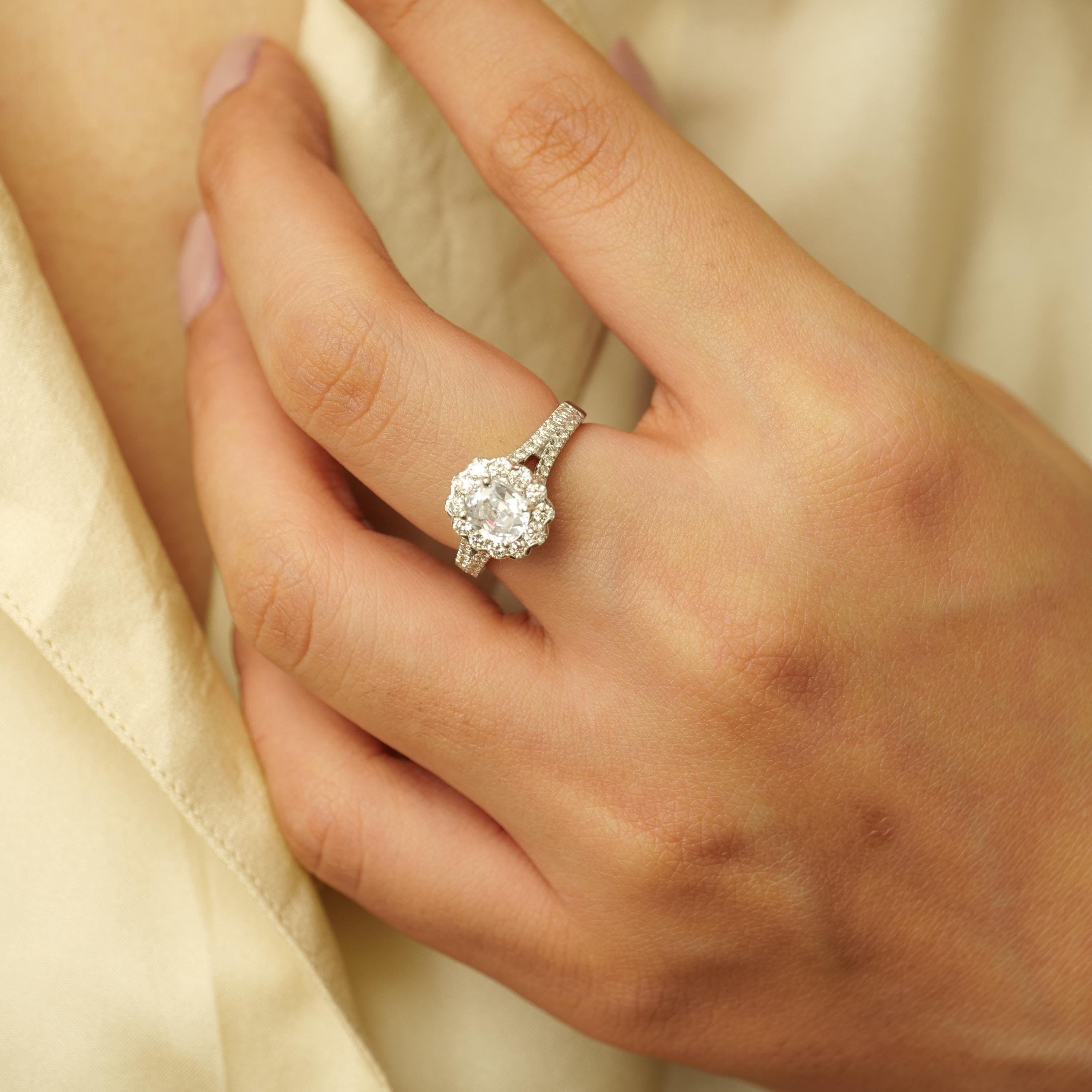 Taglio rotondo Anello aureolato con diamante naturale solitario ovale in oro massiccio 14k (certificato) in vendita