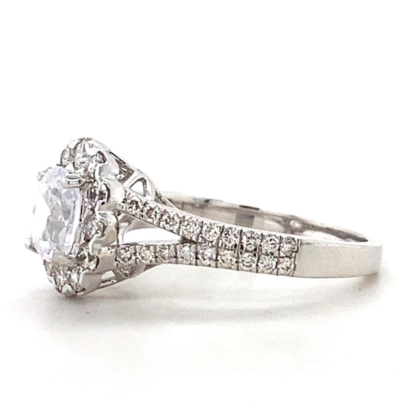 Anello aureolato con diamante naturale solitario ovale in oro massiccio 14k (certificato) In condizioni Nuovo in vendita a New Delhi, DL