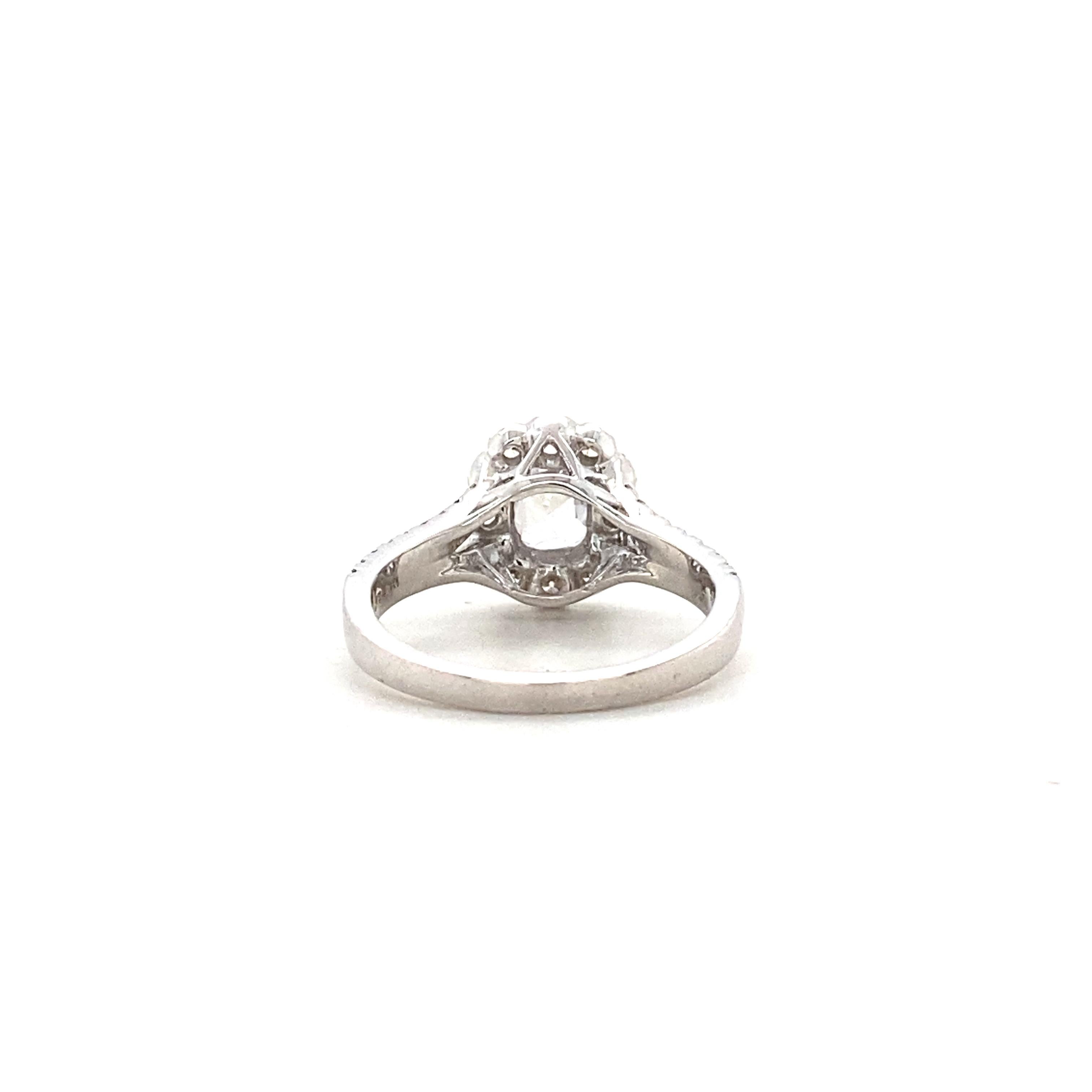 Anello aureolato con diamante naturale solitario ovale in oro massiccio 14k (certificato) in vendita 2