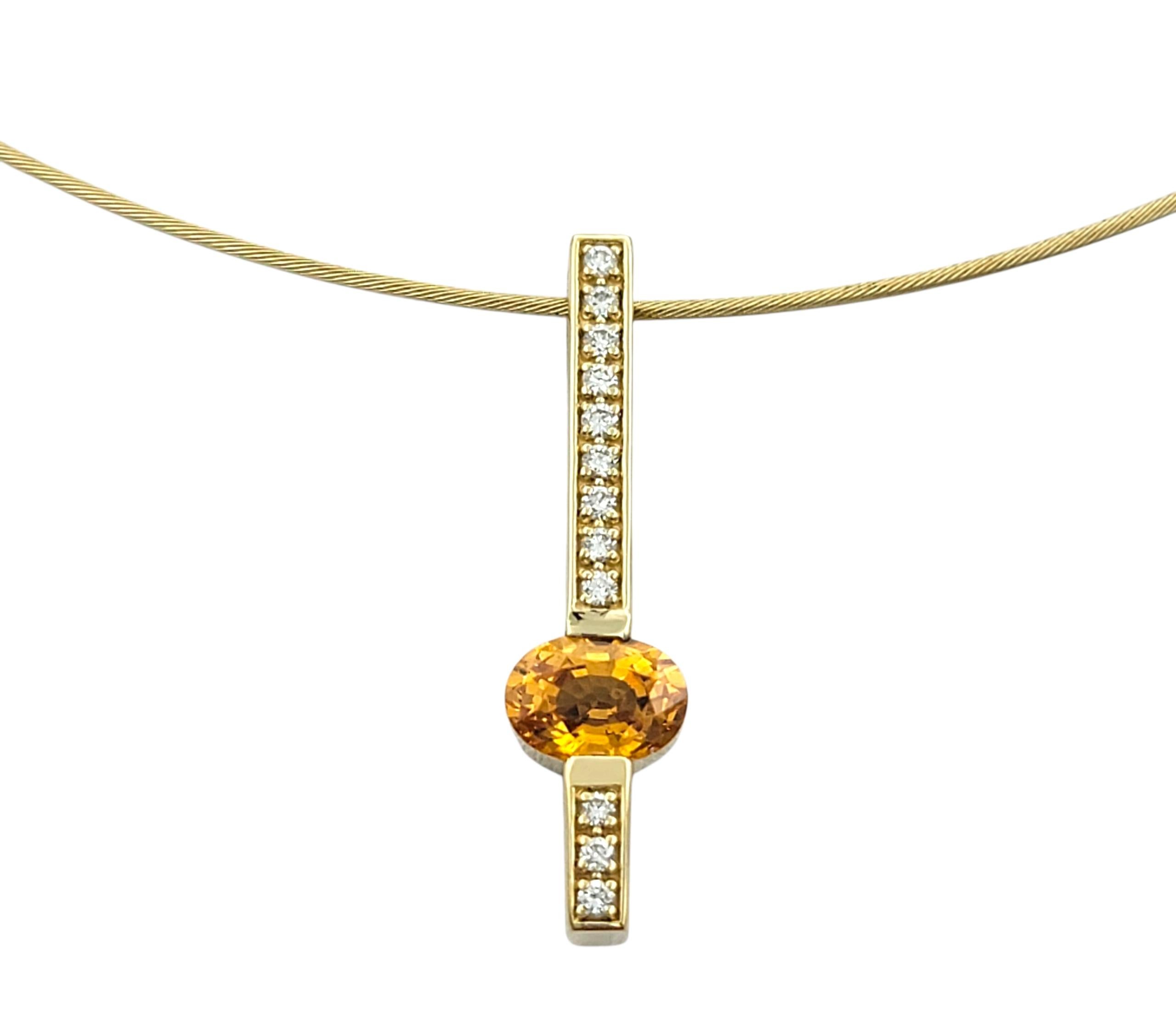 Contemporaneo Collana con ciondolo a barretta con granato ovale e diamante in oro giallo 14 carati in vendita