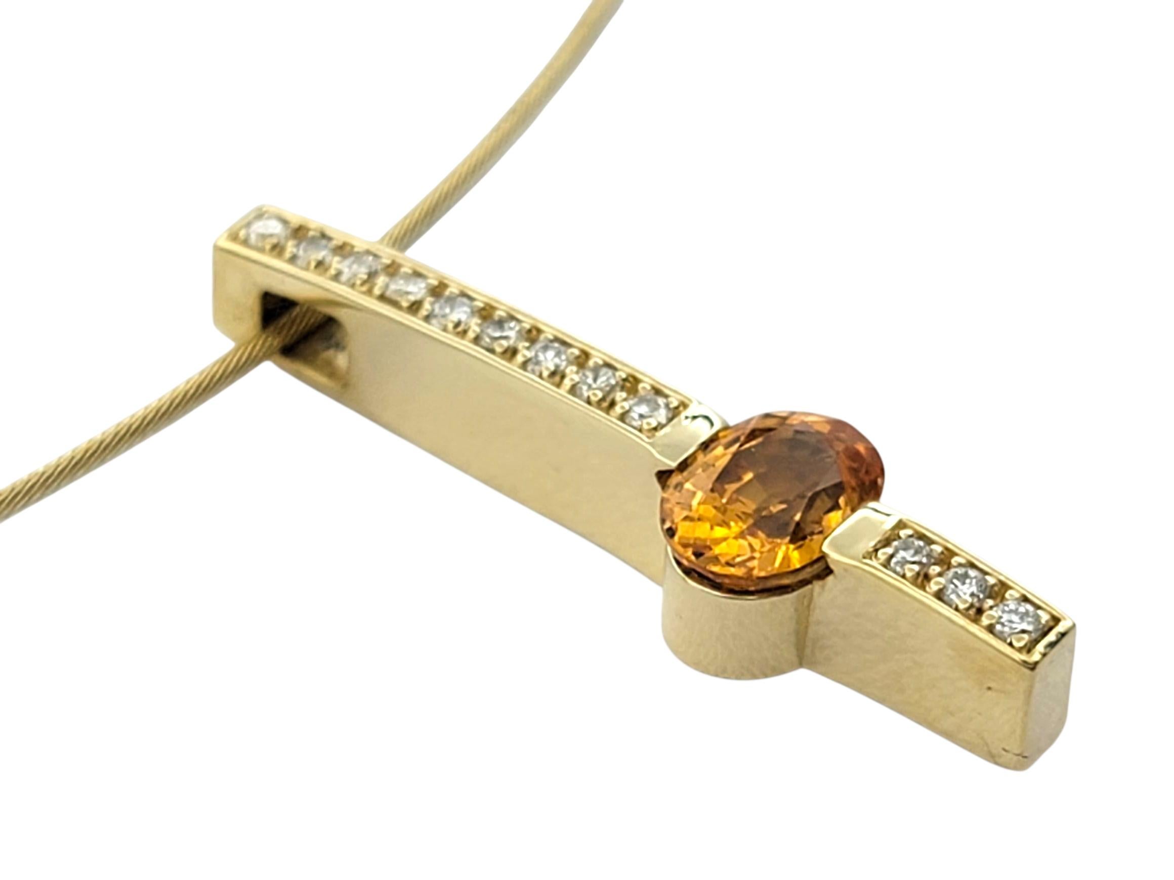 Taglio ovale Collana con ciondolo a barretta con granato ovale e diamante in oro giallo 14 carati in vendita