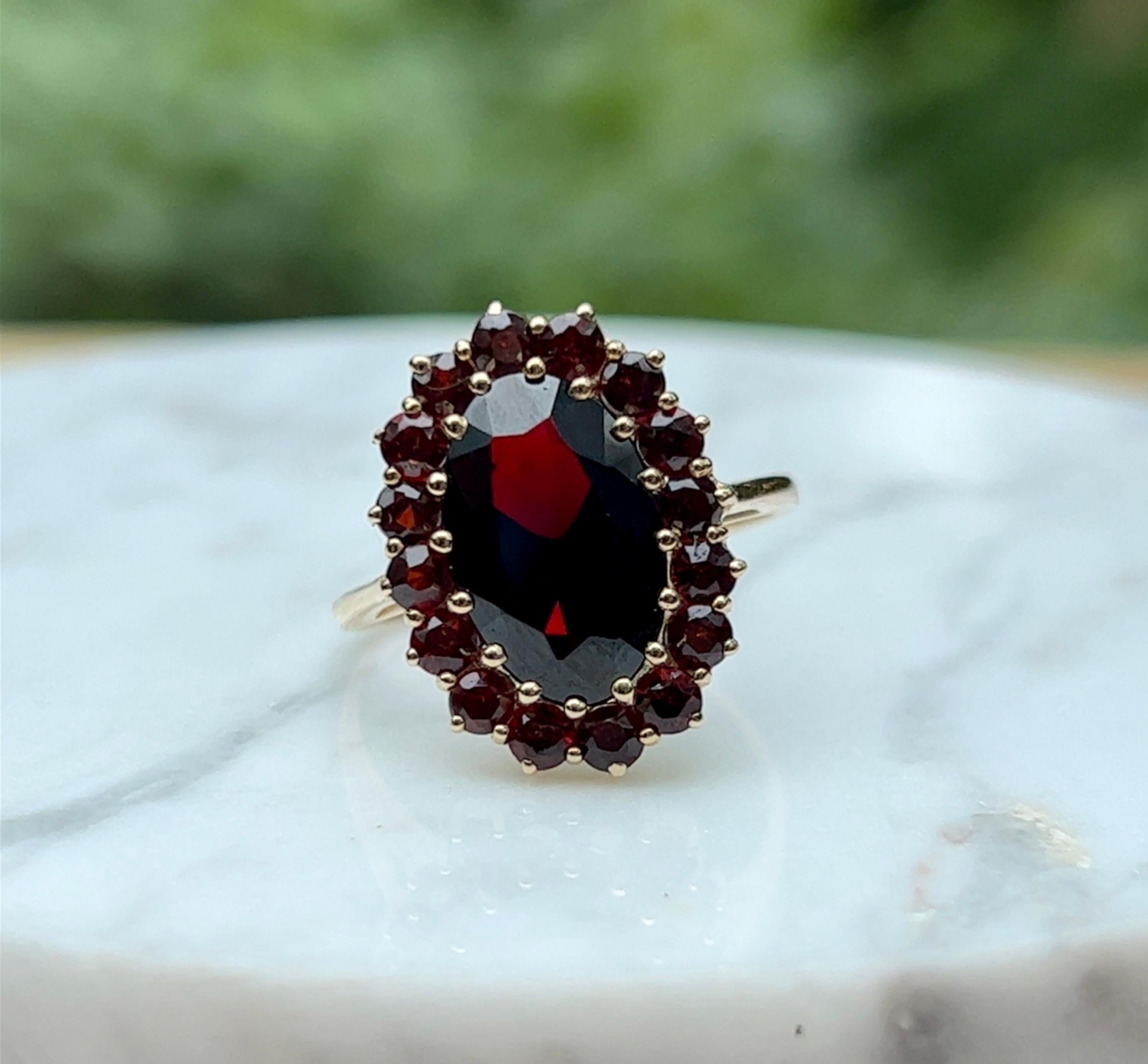 Oval Spessartite Garnet Halo Ring in 10K Gold In Good Condition In Towson, MD