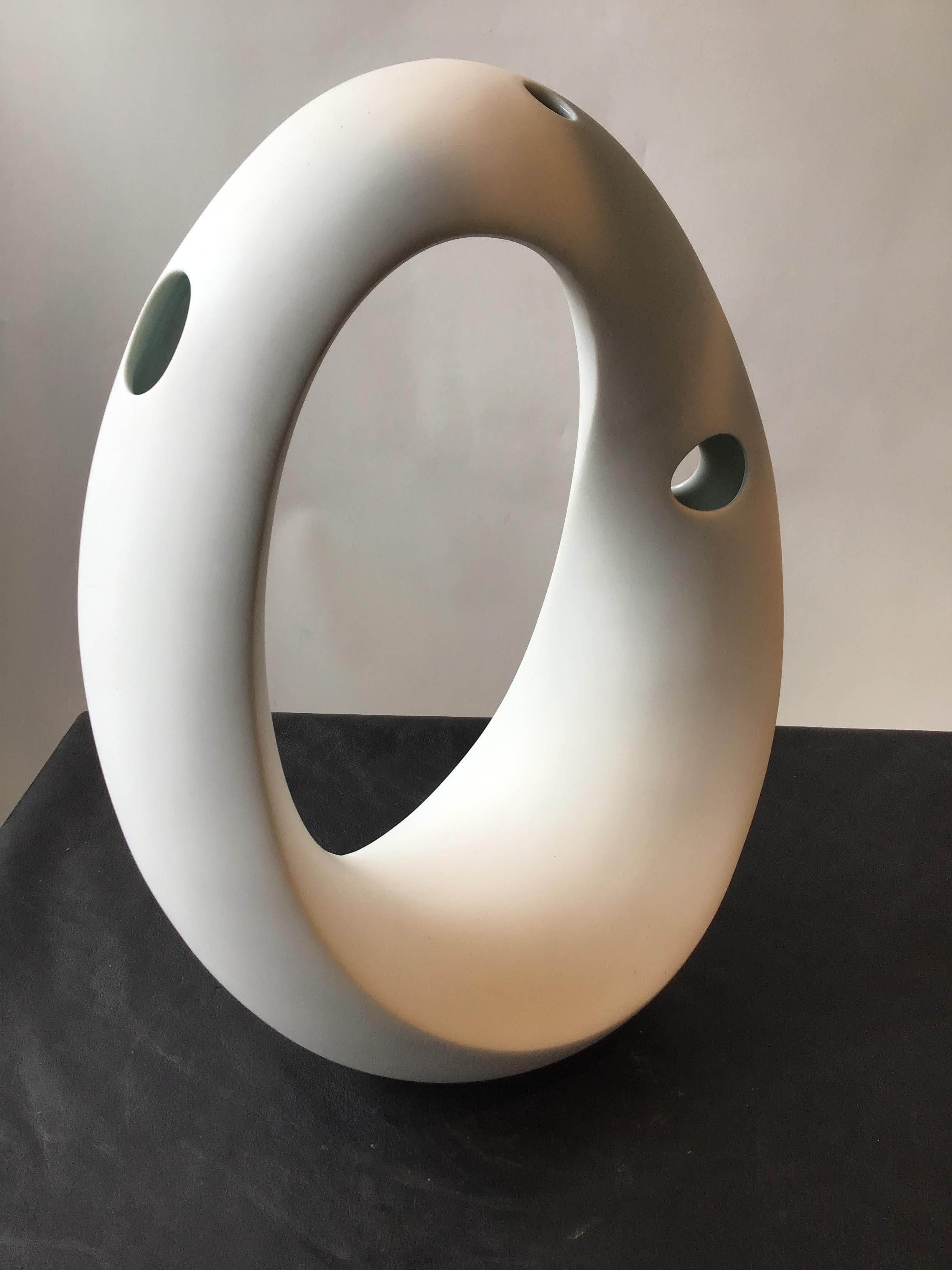 Vase en céramique de spin de forme ovale. Nouveau.