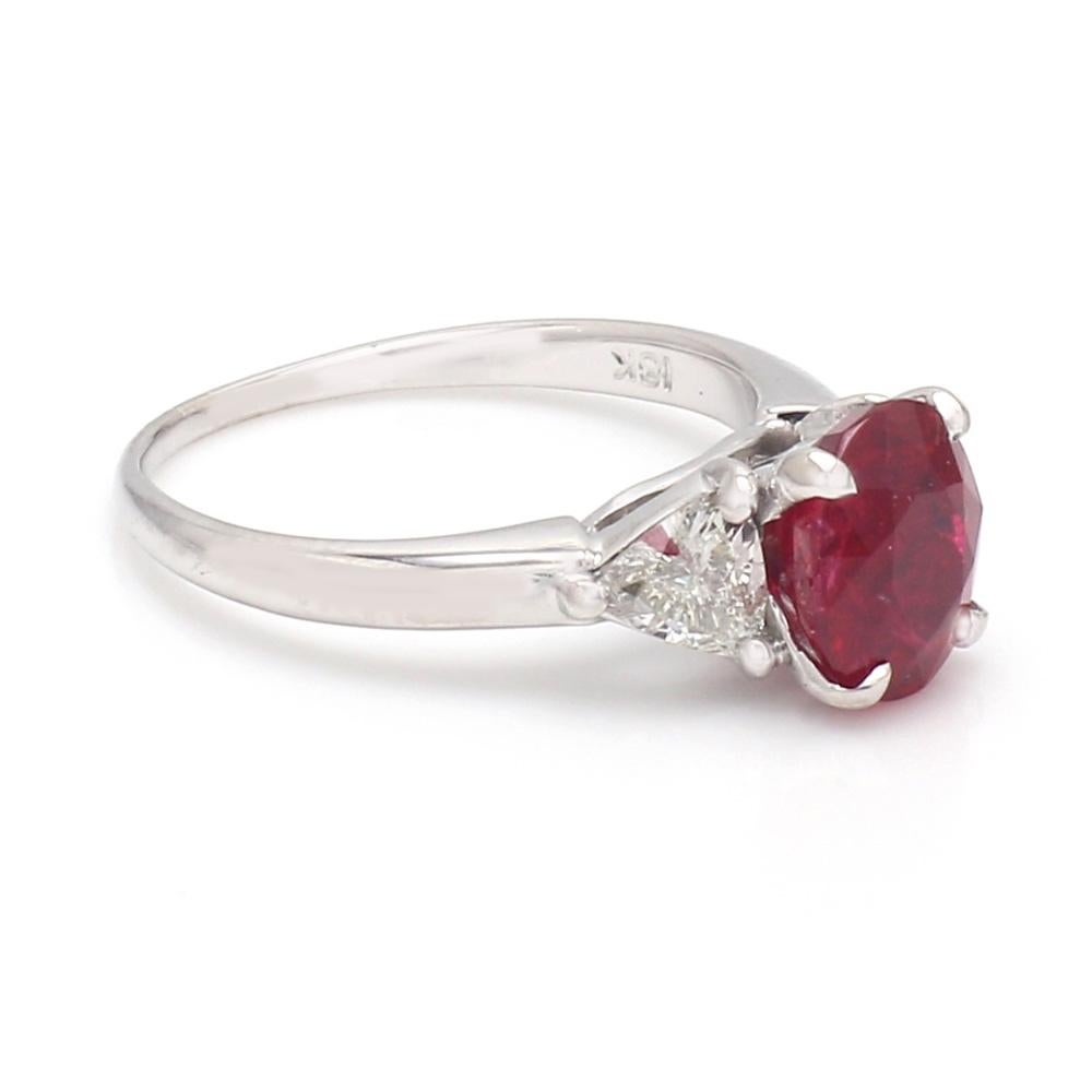 Anello in oro 18K con spinello taglio ovale e diamanti taglio trilione

Questo elegante anello in oro 18 carati presenta uno spinello ovale da 1,92 carati di colore rosso intenso. Ai lati del centro sono presenti diamanti taglio trilione, per un