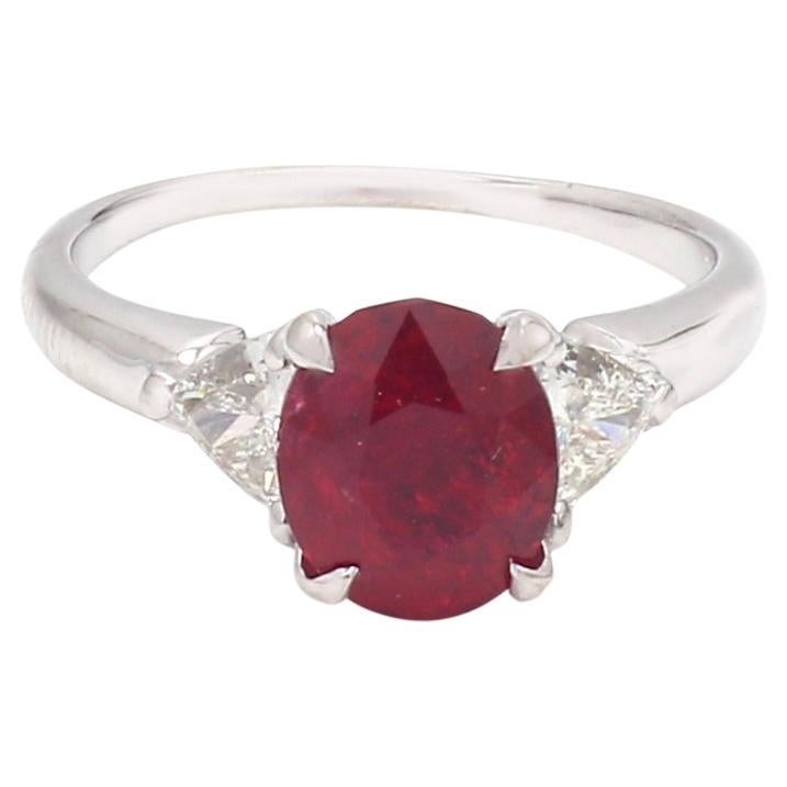 Bague en spinelle ovale ornée d'un trillion de diamants