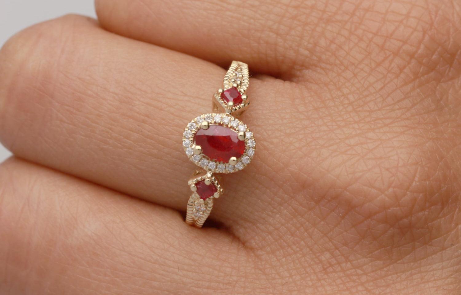 Oval, Square-cut Ruby Diamond accents 14K Yellow Gold Ring In New Condition For Sale In New York, NY