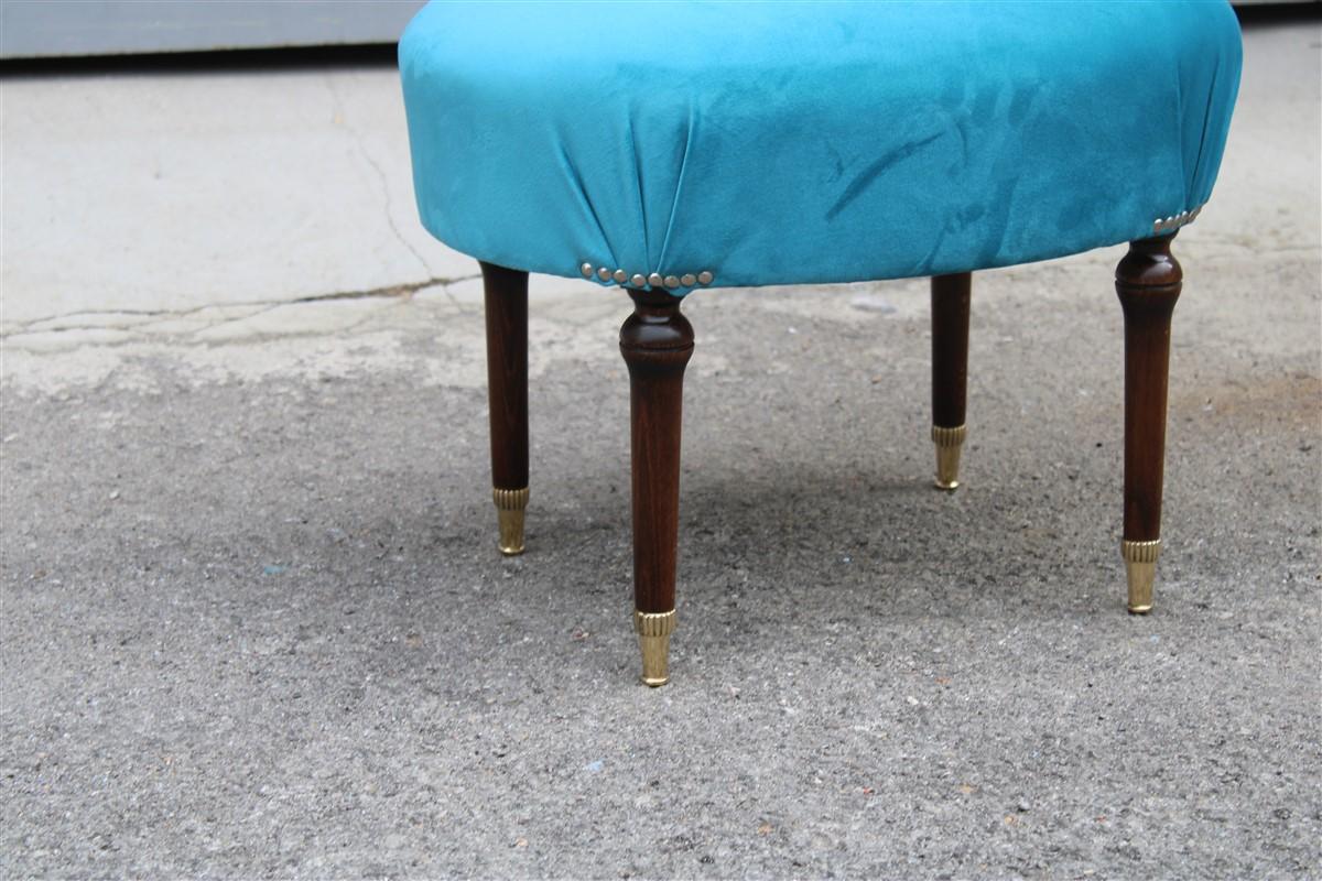 Mid-Century Modern Tabouret ovale en velours bleu, noyer et laiton Design italien du milieu du siècle 1950 en vente