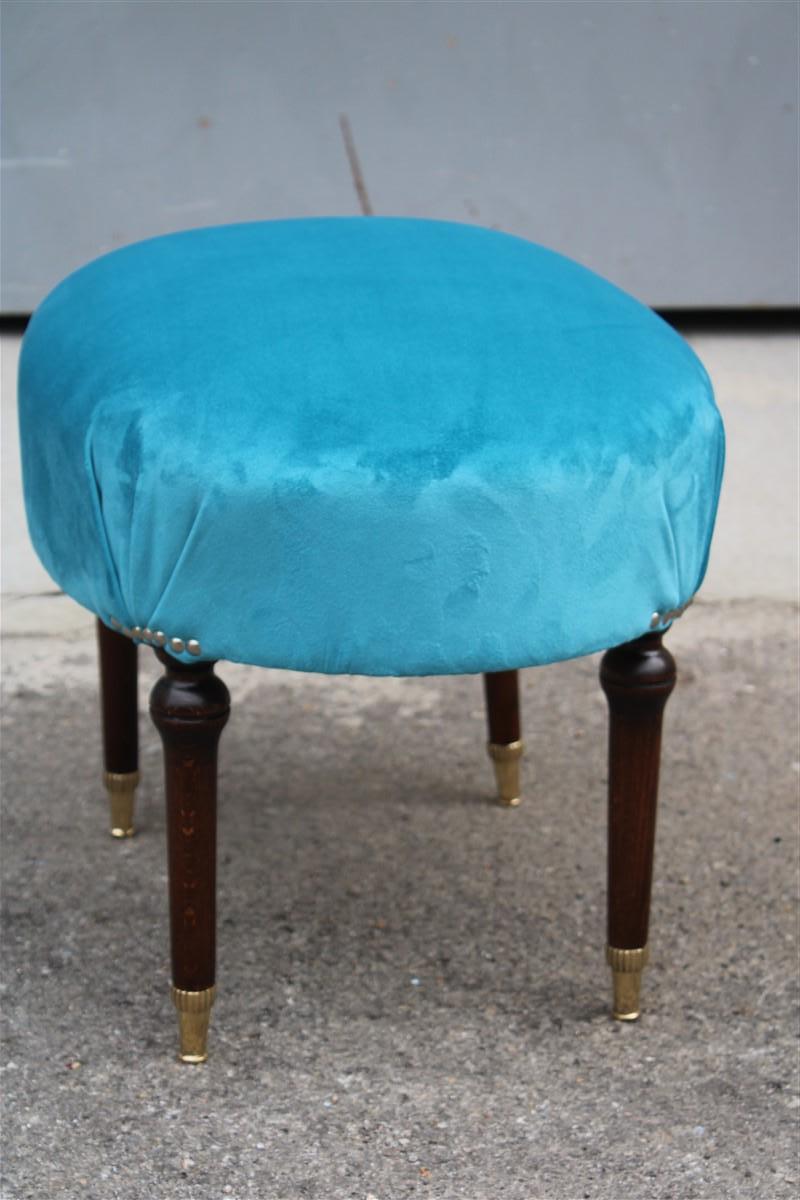 Tabouret ovale en velours bleu, noyer et laiton Design italien du milieu du siècle 1950 en vente 1