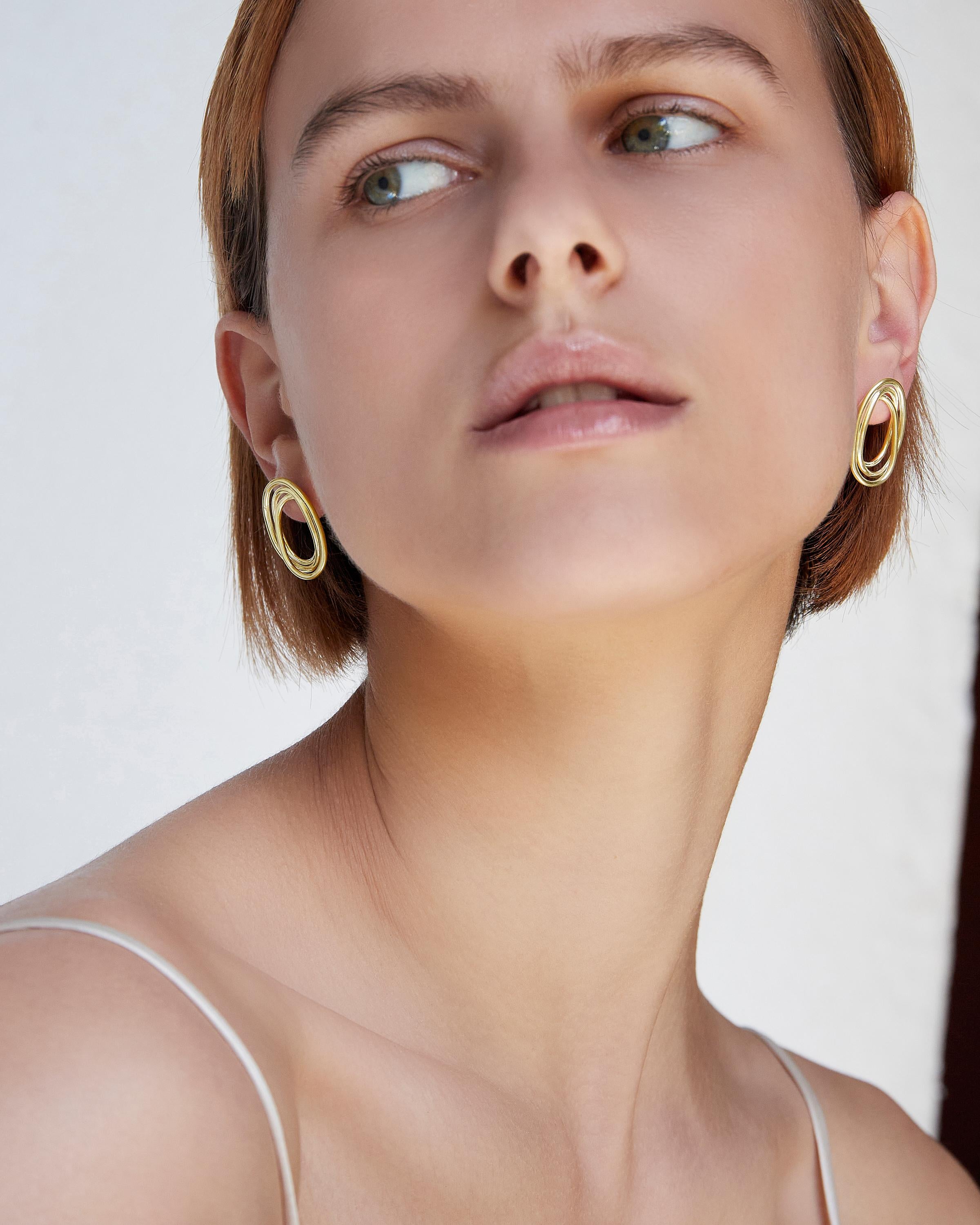 BAR Jewellery, London UK, SPIRO EARRINGS, Gold Plated 

Inspired by the work of artists Gustav Klimt and Sakiyama Takayuki, the Spiro earrings play on the concept of never-ending curves and flowing forms. These loosely tangled forms are a beautiful