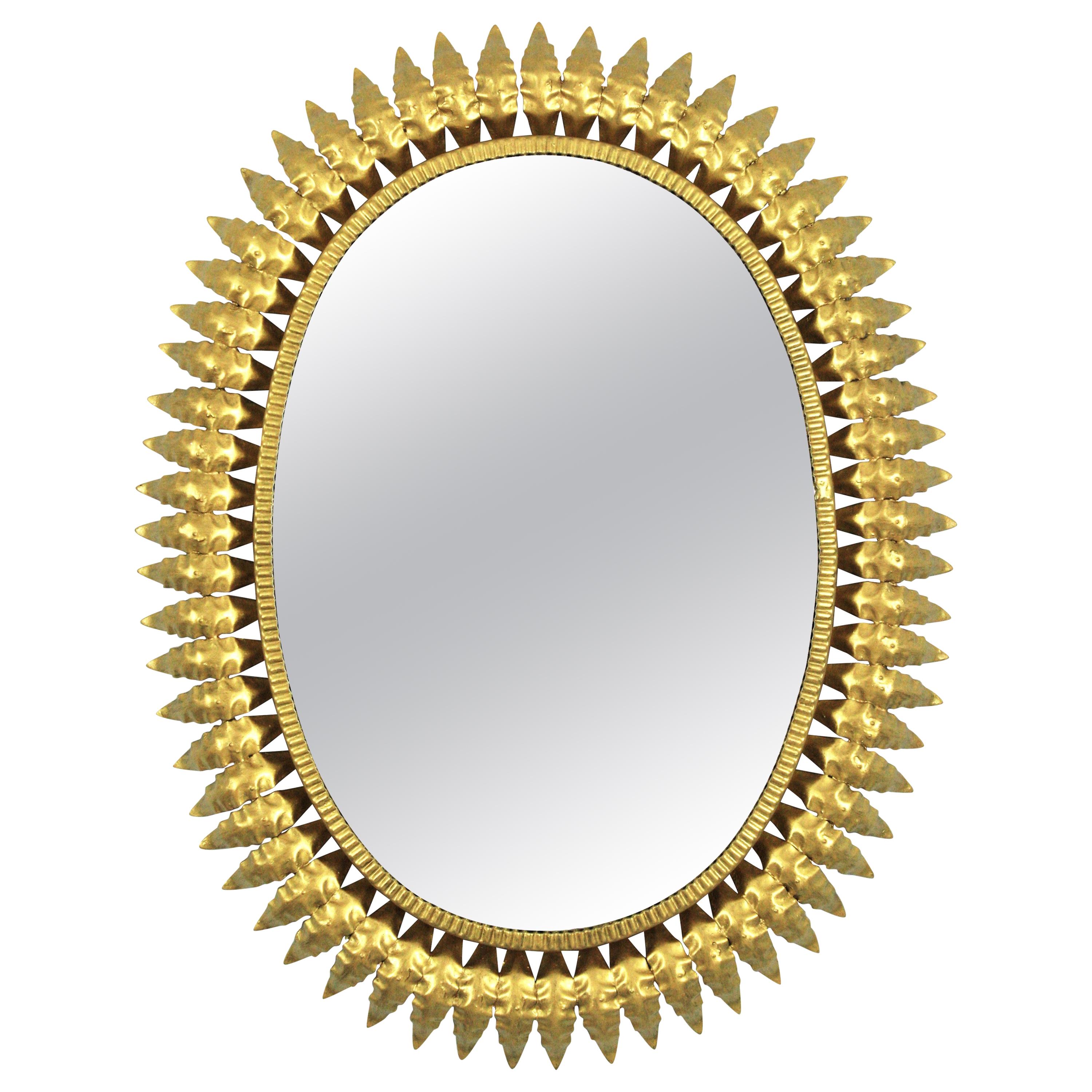1960er Jahre Spanischer Ovalspiegel mit Sonnenschliff, vergoldetes Eisen