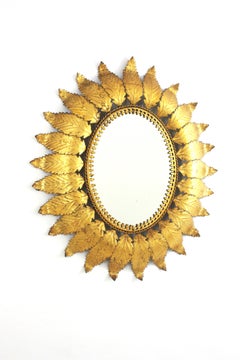 Specchio ovale in ferro dorato con cornice a foglie, Spagna, anni '50