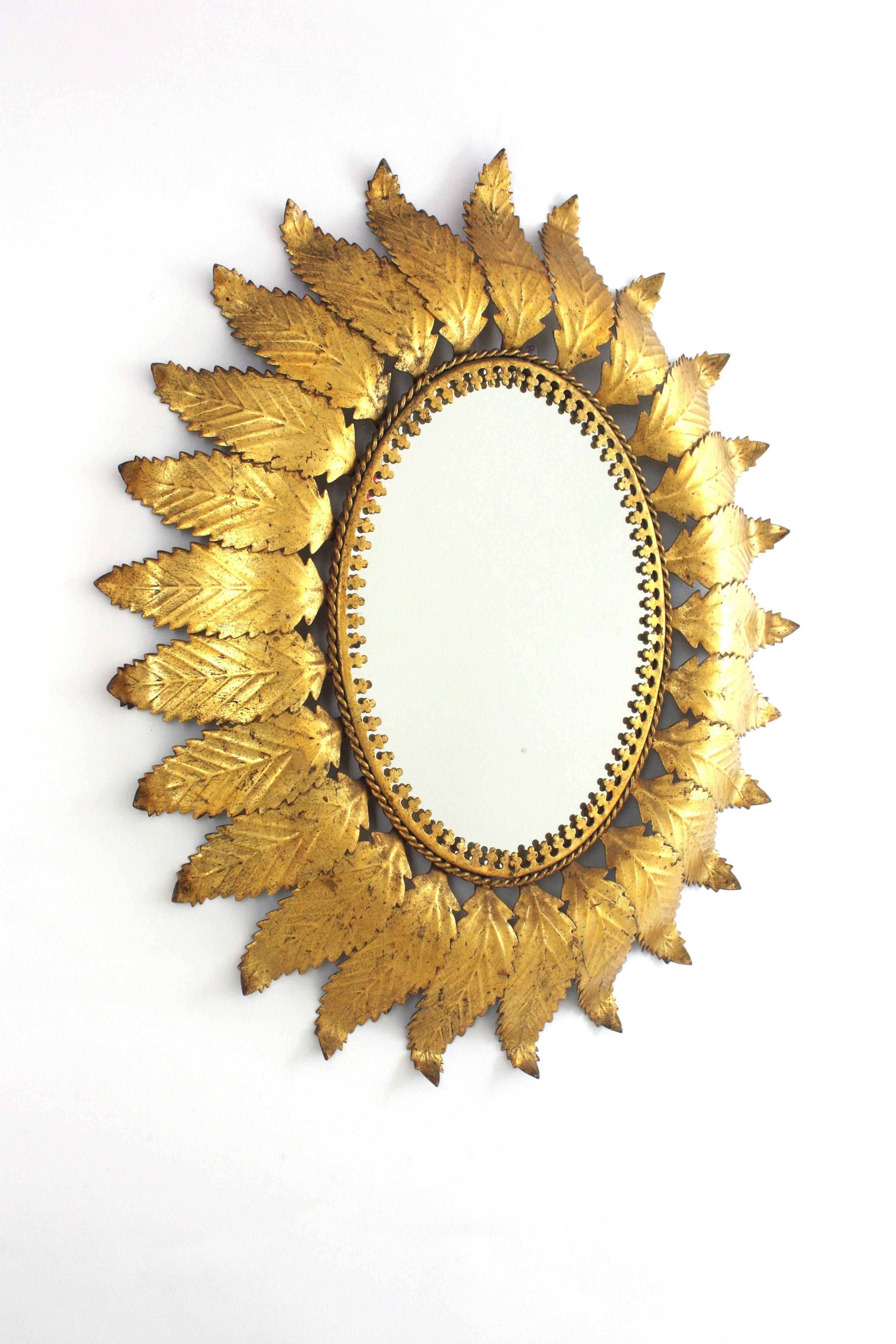 Mid-Century moderno Specchio ovale in ferro dorato con cornice a foglie, Spagna, anni '50 in vendita