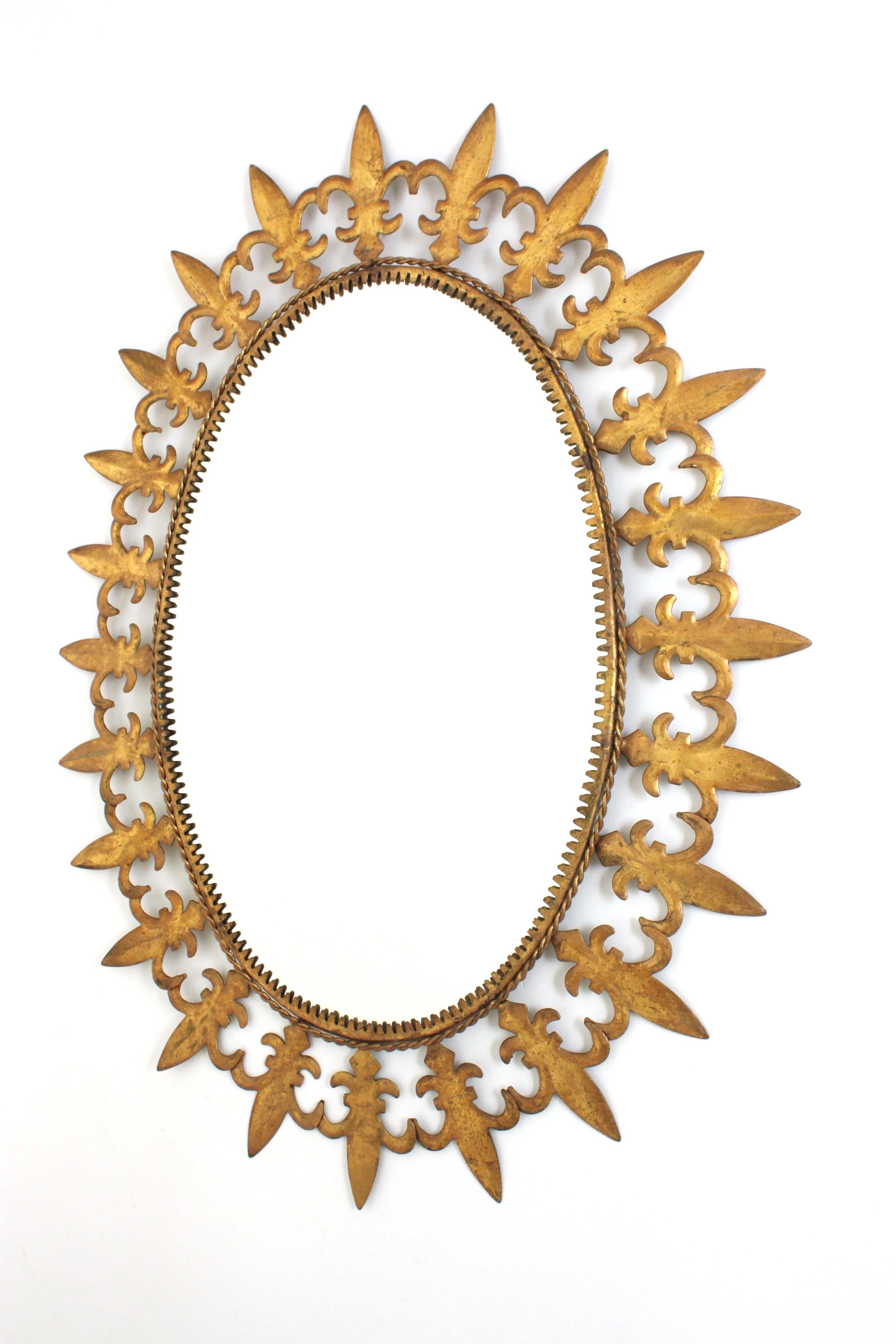 Miroir ovale en fer doré, cadre Fleur de Lys, Espagne, années 1950 en vente 3