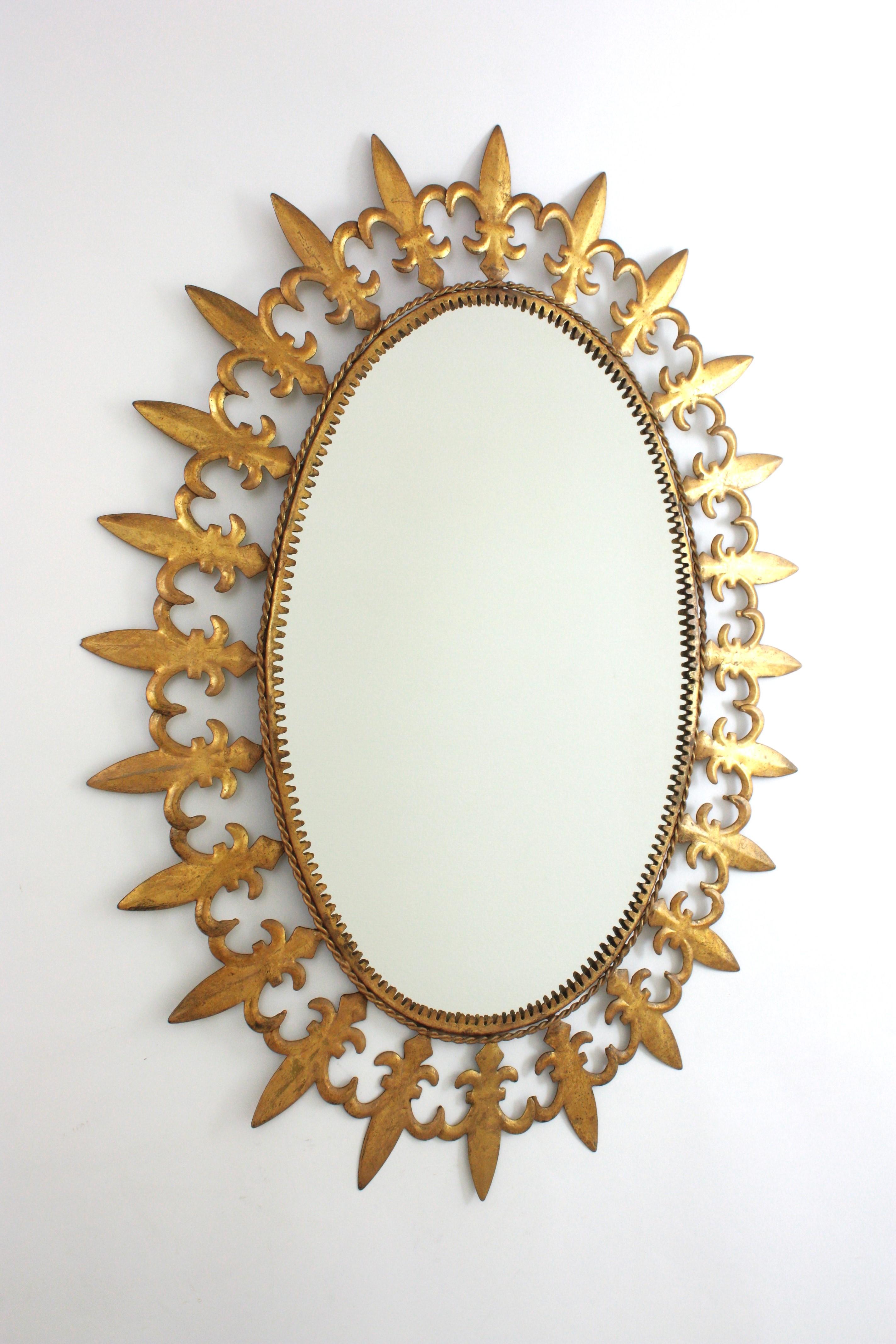 Mid-Century Modern Miroir ovale en fer doré, cadre Fleur de Lys, Espagne, années 1950 en vente