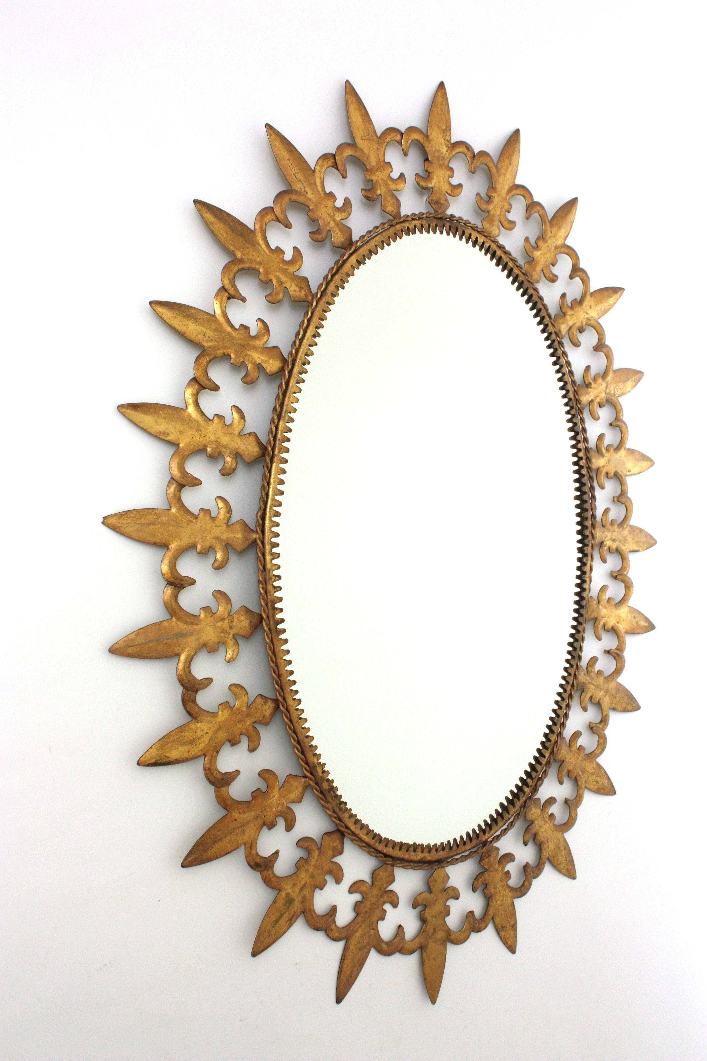 Espagnol Miroir ovale en fer doré, cadre Fleur de Lys, Espagne, années 1950 en vente