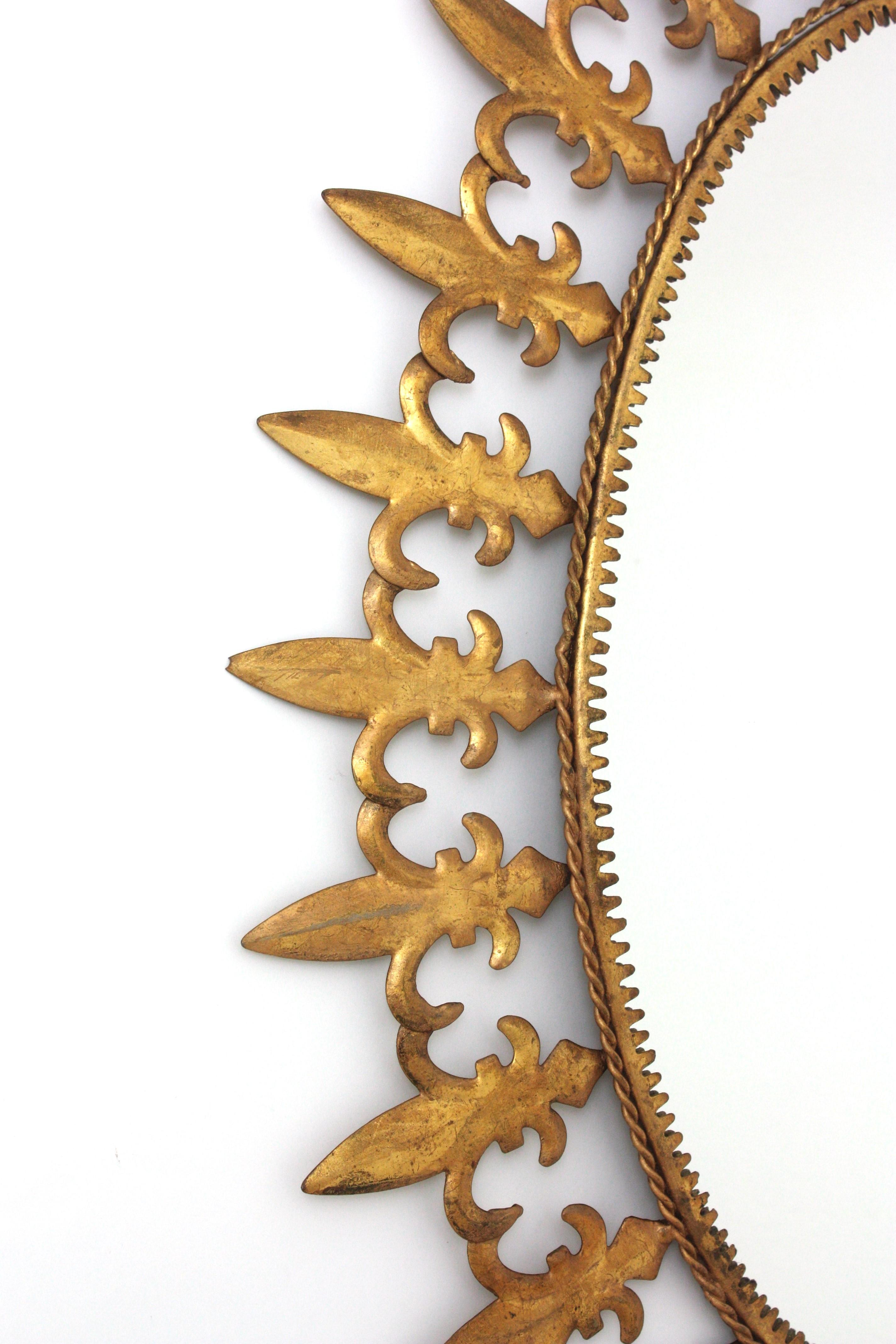 Doré Miroir ovale en fer doré, cadre Fleur de Lys, Espagne, années 1950 en vente