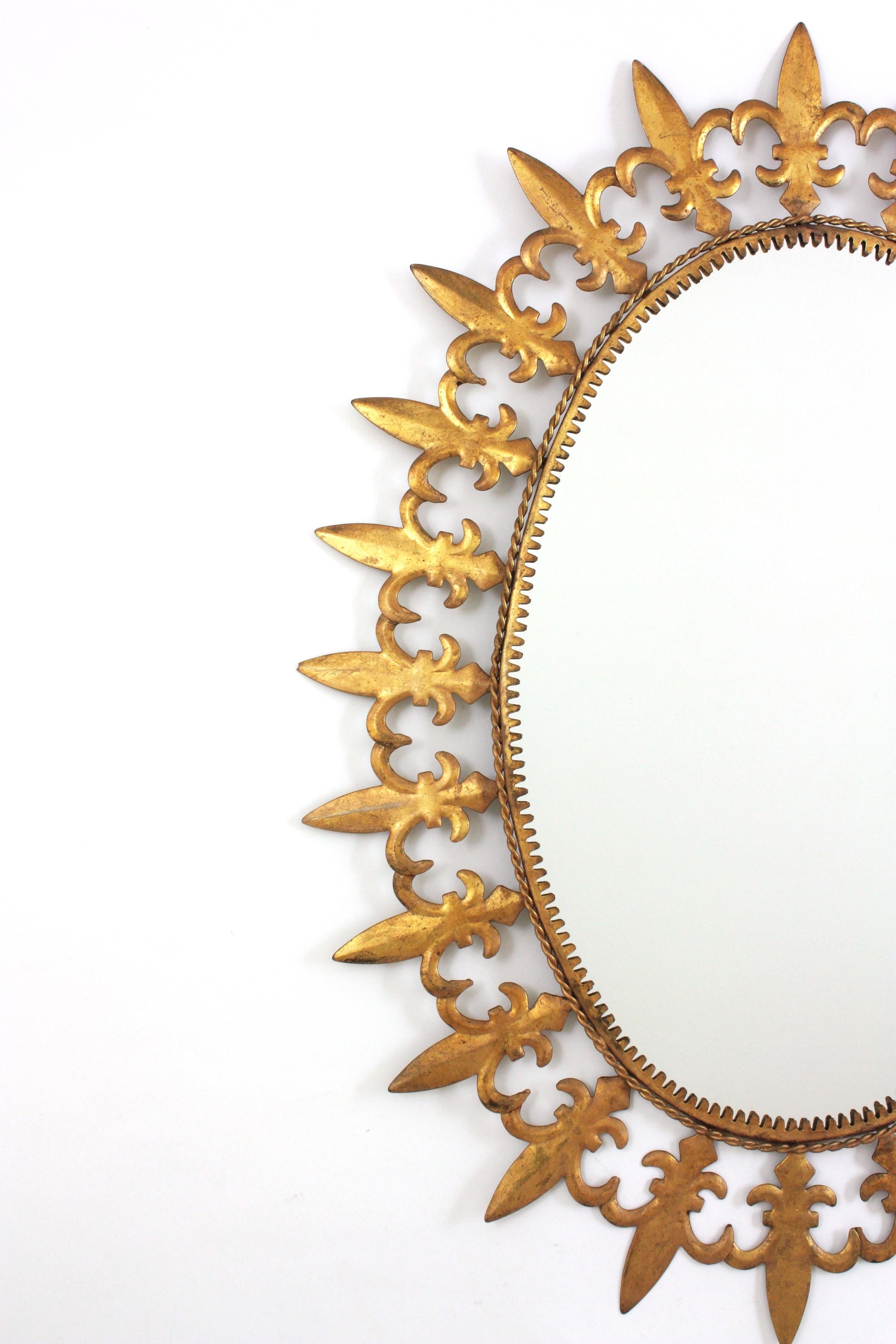 Miroir ovale en fer doré, cadre Fleur de Lys, Espagne, années 1950 Bon état - En vente à Barcelona, ES