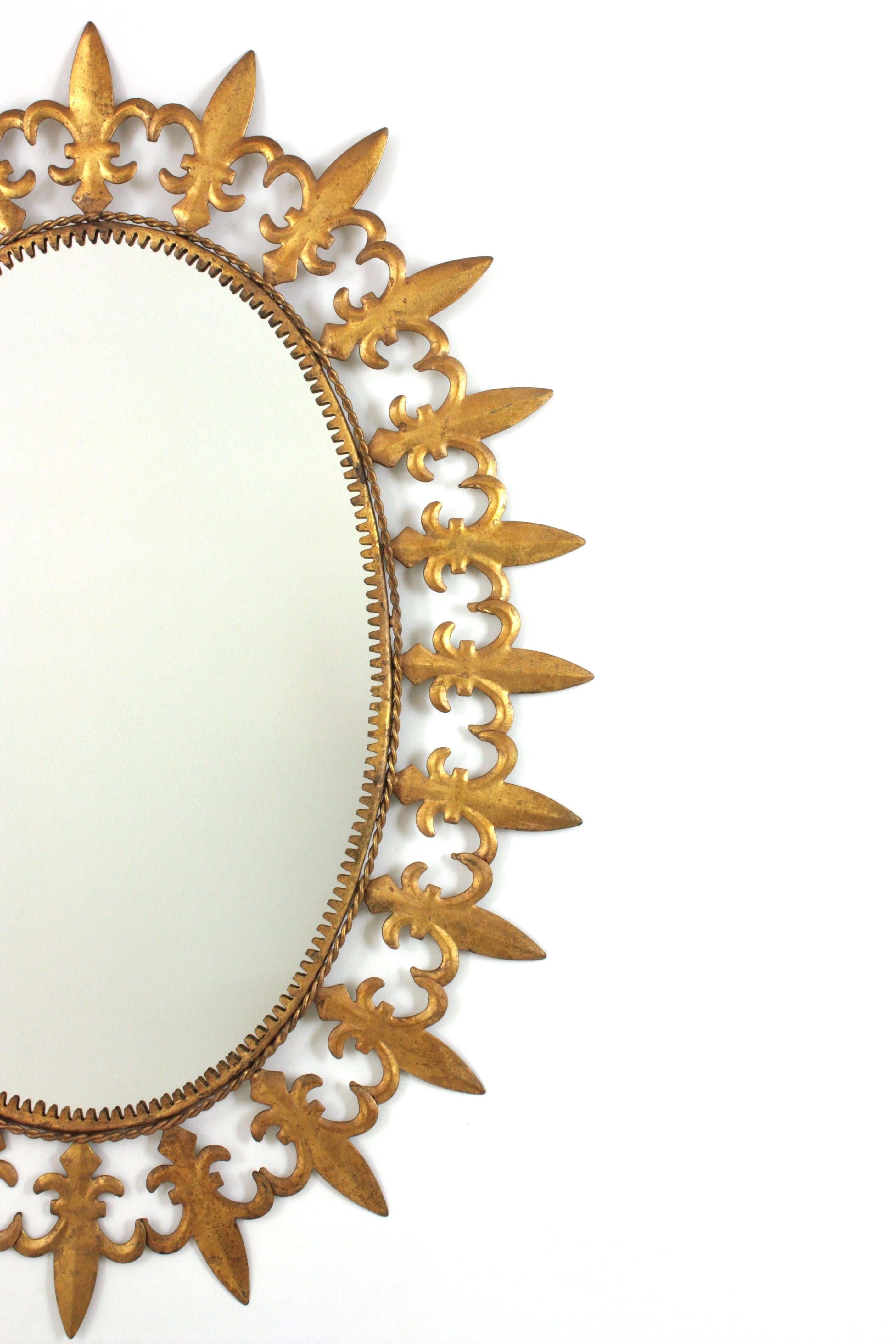 20ième siècle Miroir ovale en fer doré, cadre Fleur de Lys, Espagne, années 1950 en vente