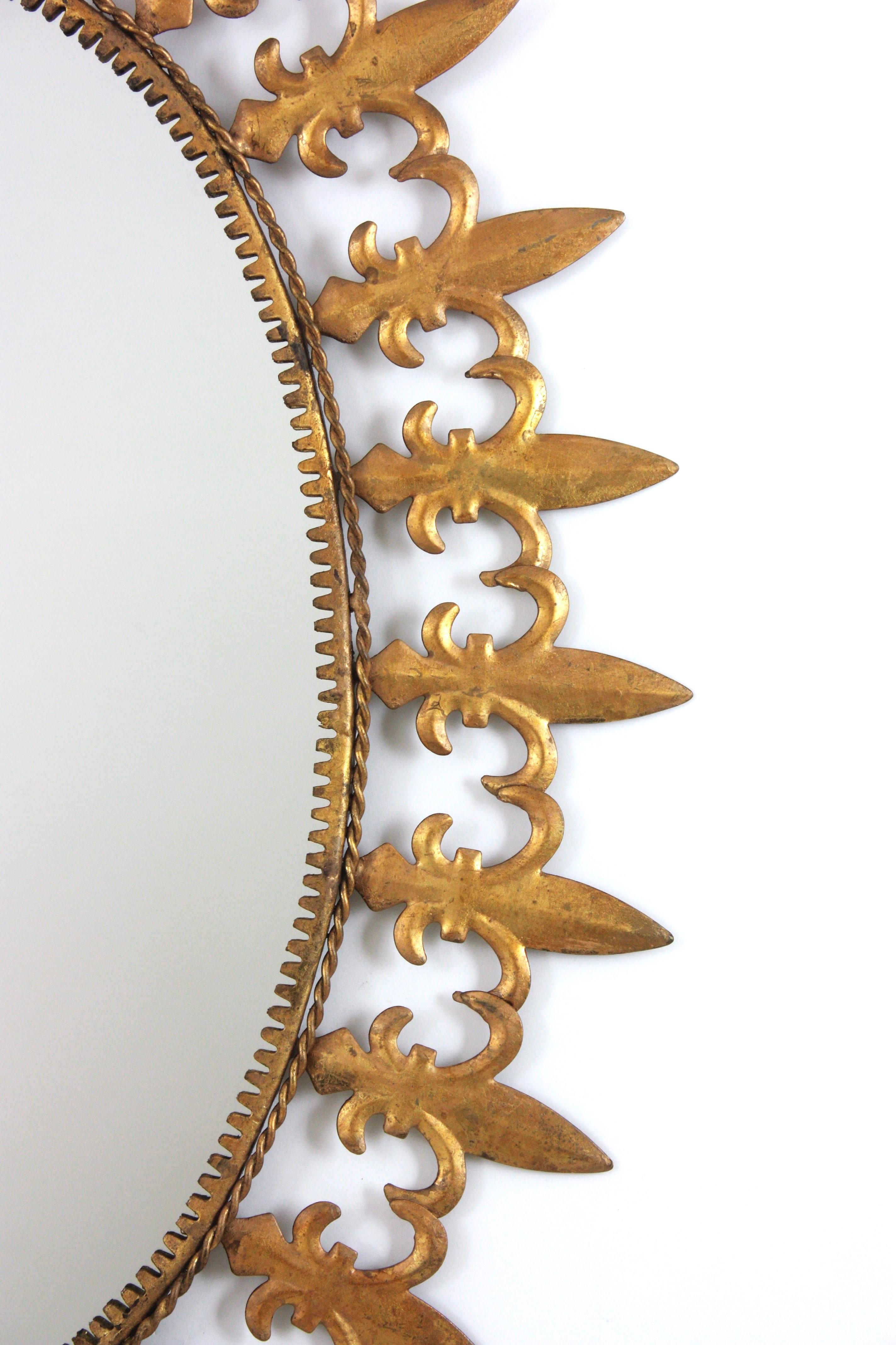 Métal Miroir ovale en fer doré, cadre Fleur de Lys, Espagne, années 1950 en vente