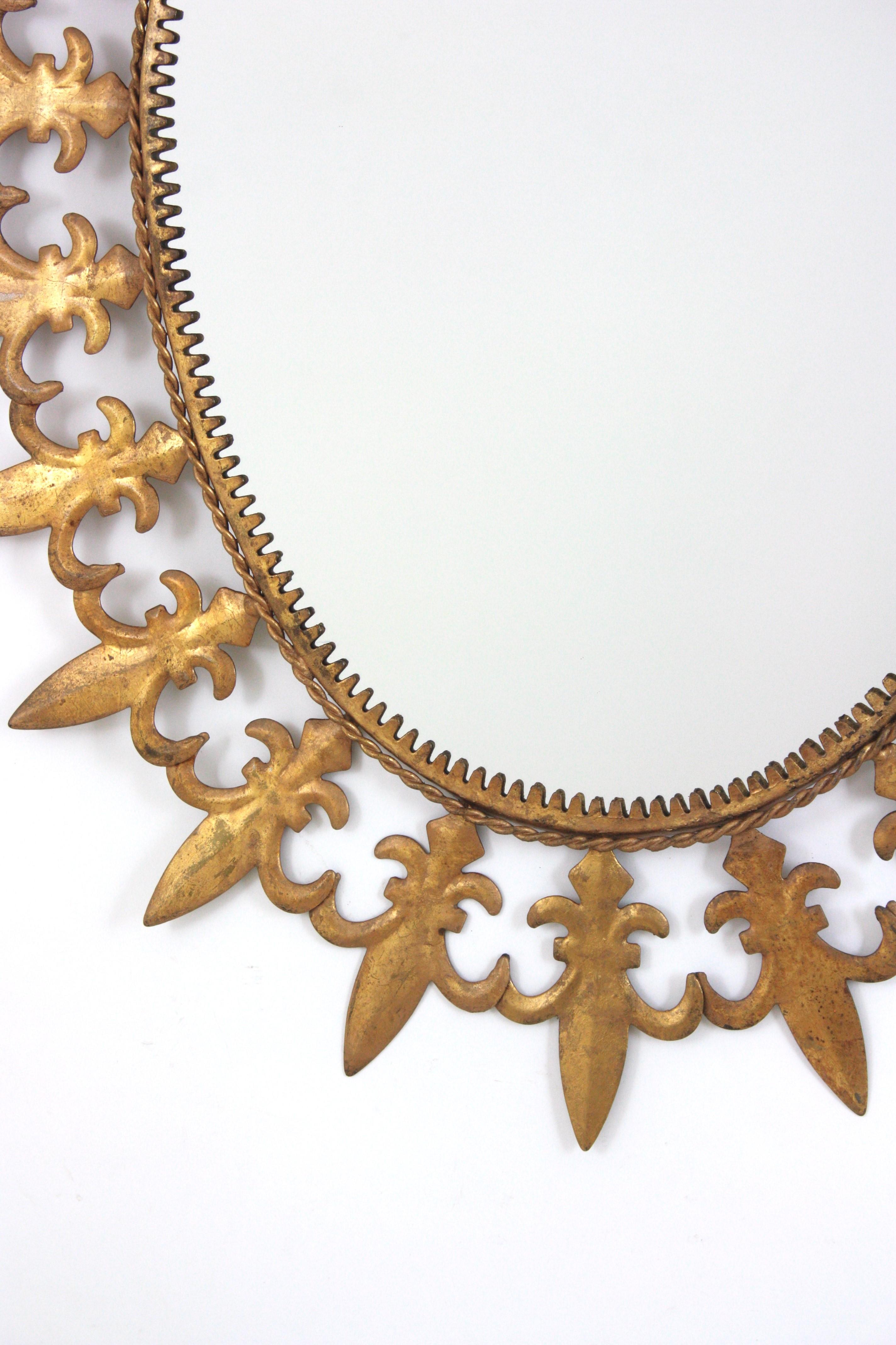 Miroir ovale en fer doré, cadre Fleur de Lys, Espagne, années 1950 en vente 1