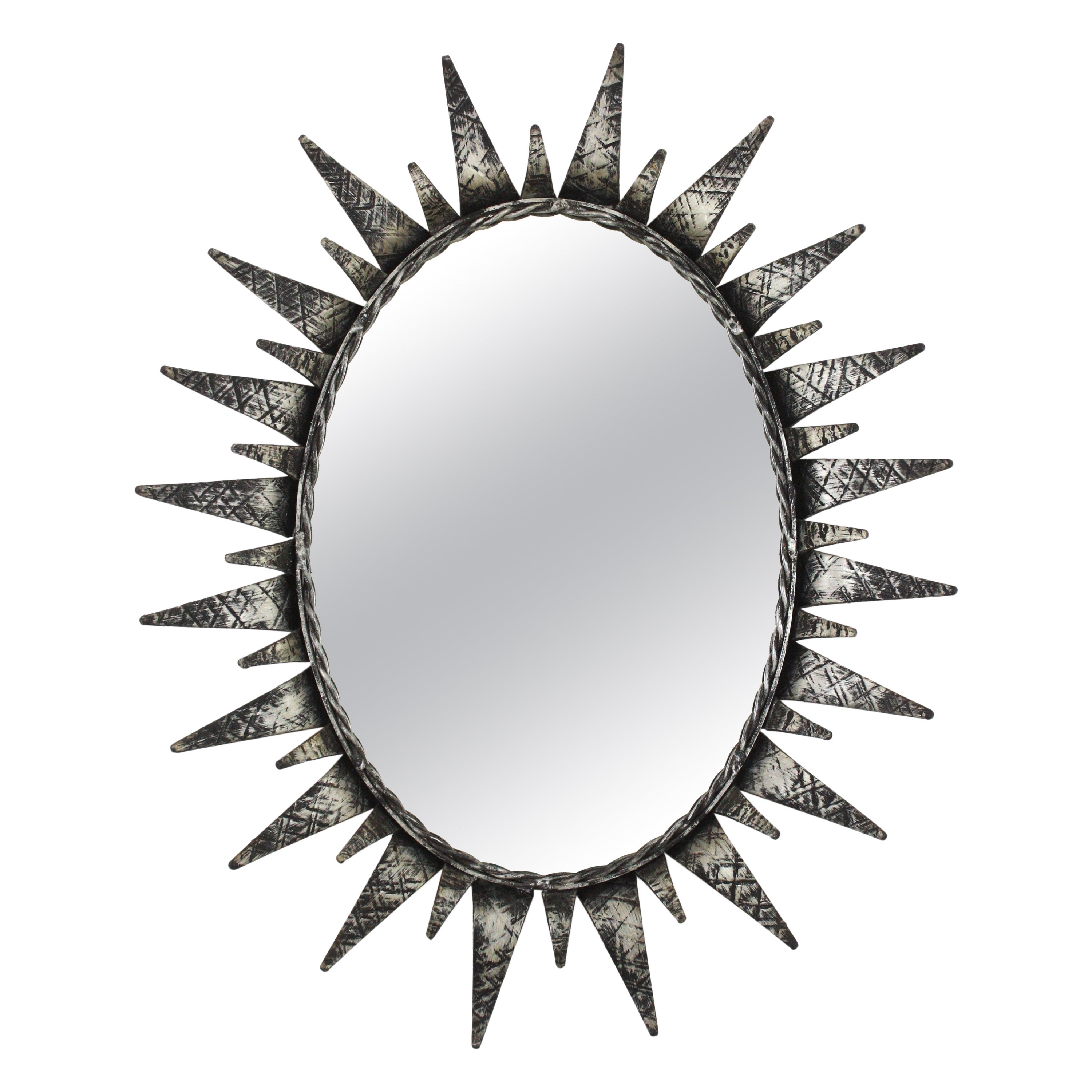 Miroir ovale Sunburst en fer patiné argenté en vente