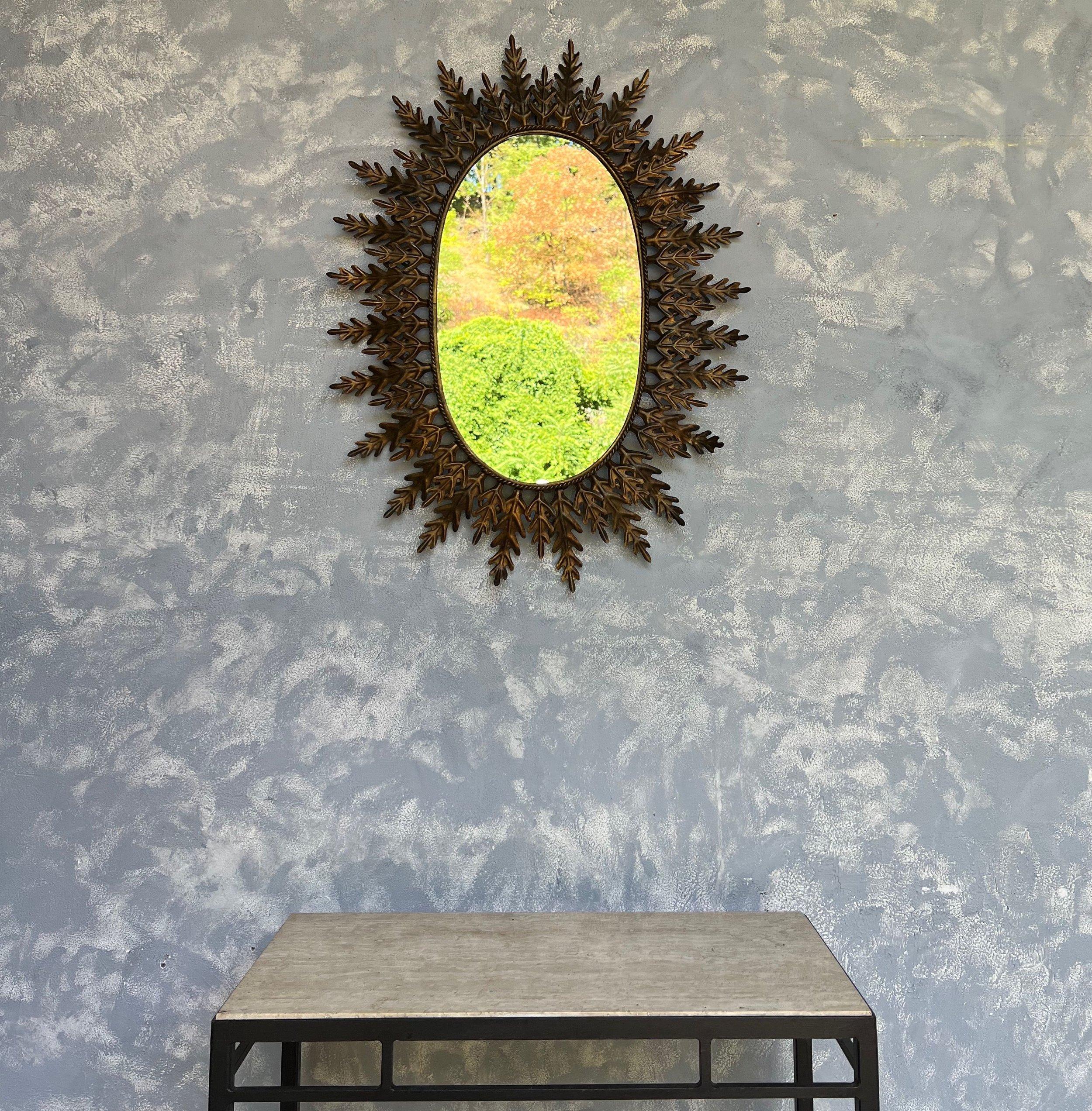 Espagnol Miroir ovale Sunburst avec feuilles alternées en vente