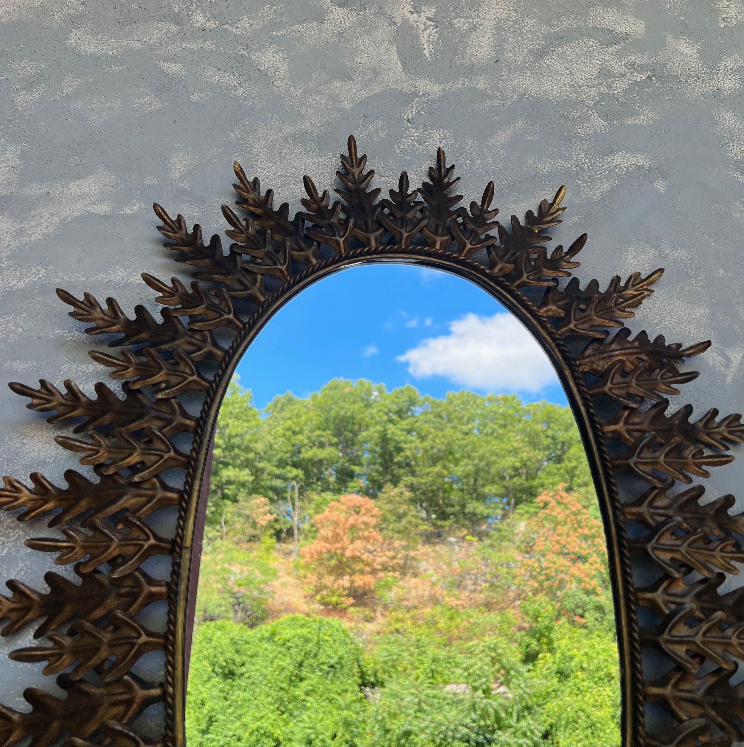 Oval Sunburst Mirror with Alternating Leaves In Good Condition For Sale In Buchanan, NY