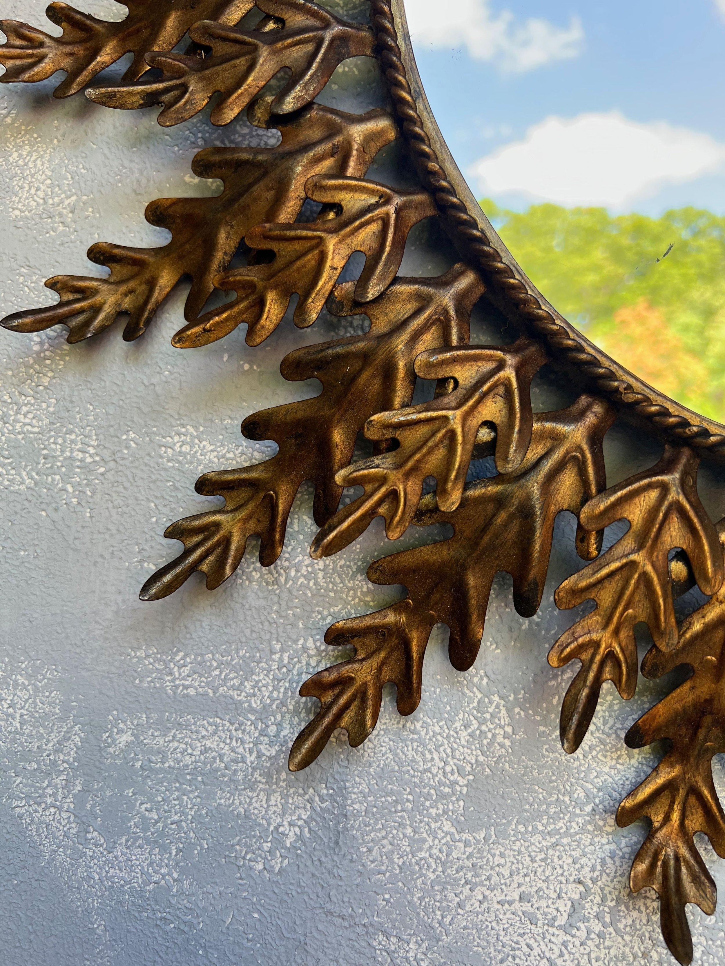 Ovaler Sonnenschliff-Spiegel mit abwechselnden Blättern (Metall) im Angebot
