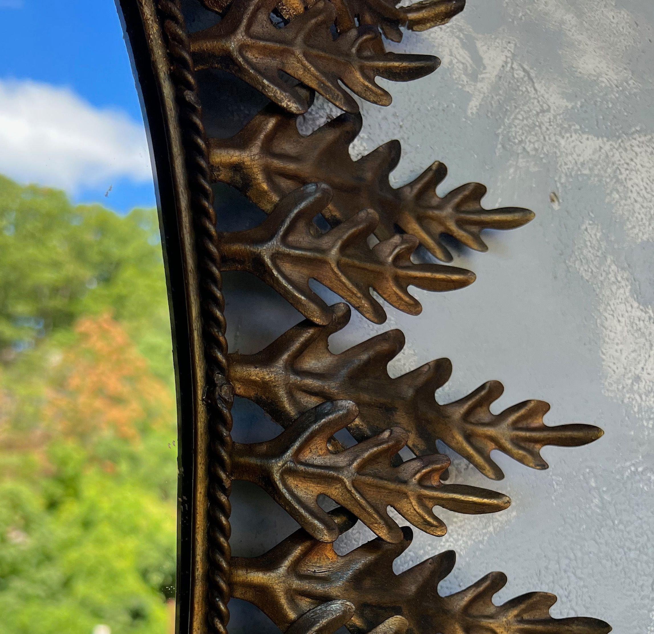 Ovaler Sonnenschliff-Spiegel mit abwechselnden Blättern im Angebot 1