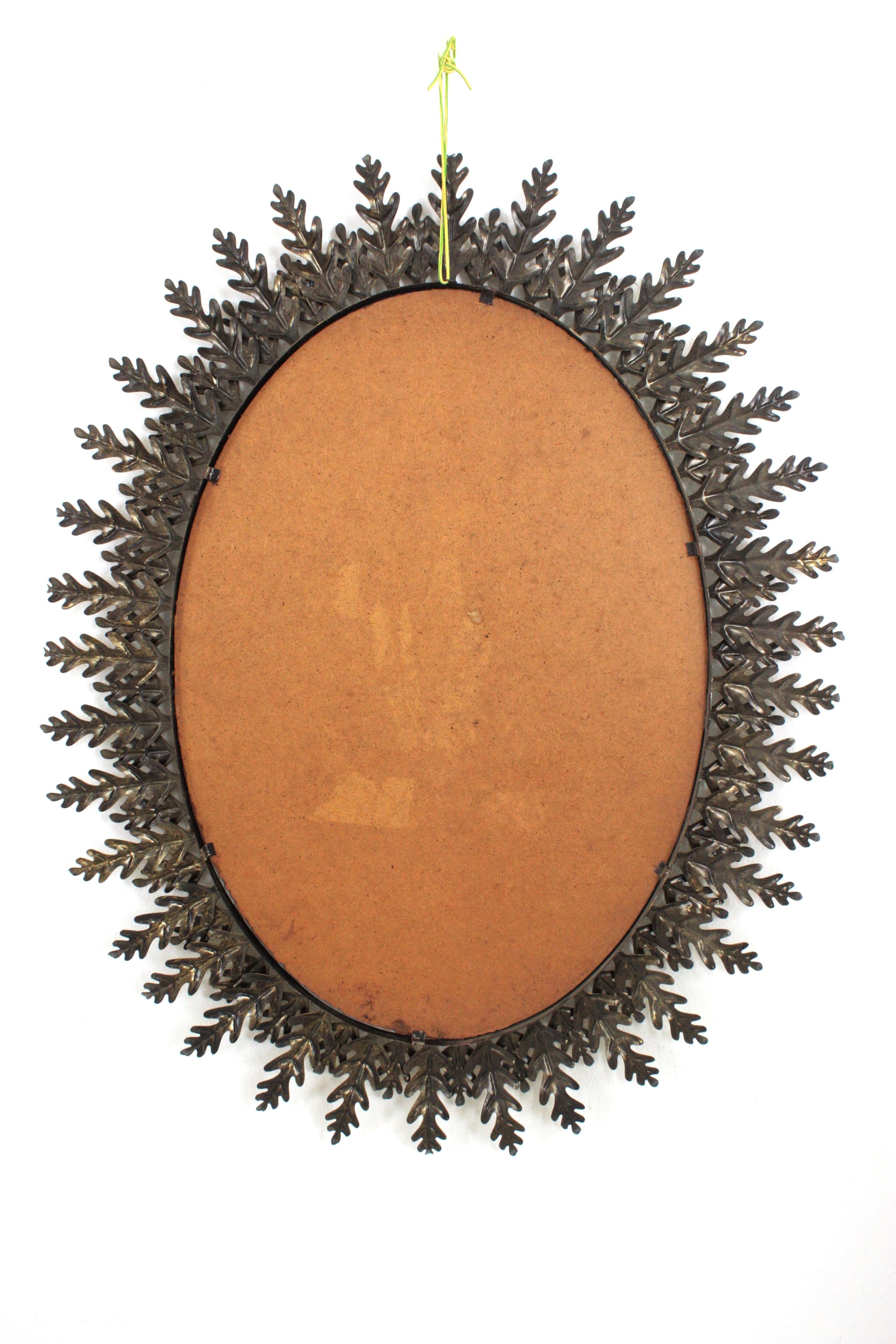 Ovaler Sunburst-Spiegel mit Blattrahmen, vergoldetes Metall, 1960er Jahre im Angebot 6