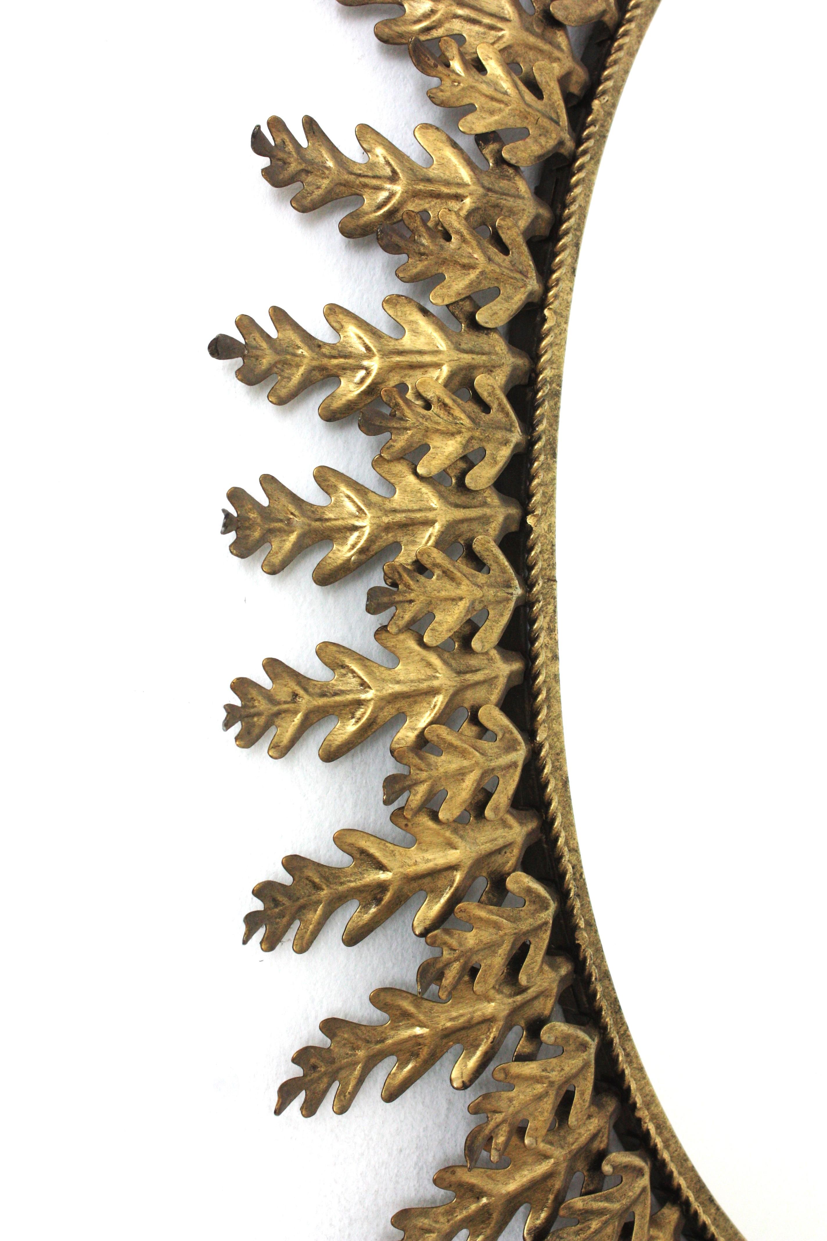 Ovaler Sunburst-Spiegel mit Blattrahmen, vergoldetes Metall, 1960er Jahre im Zustand „Gut“ im Angebot in Barcelona, ES