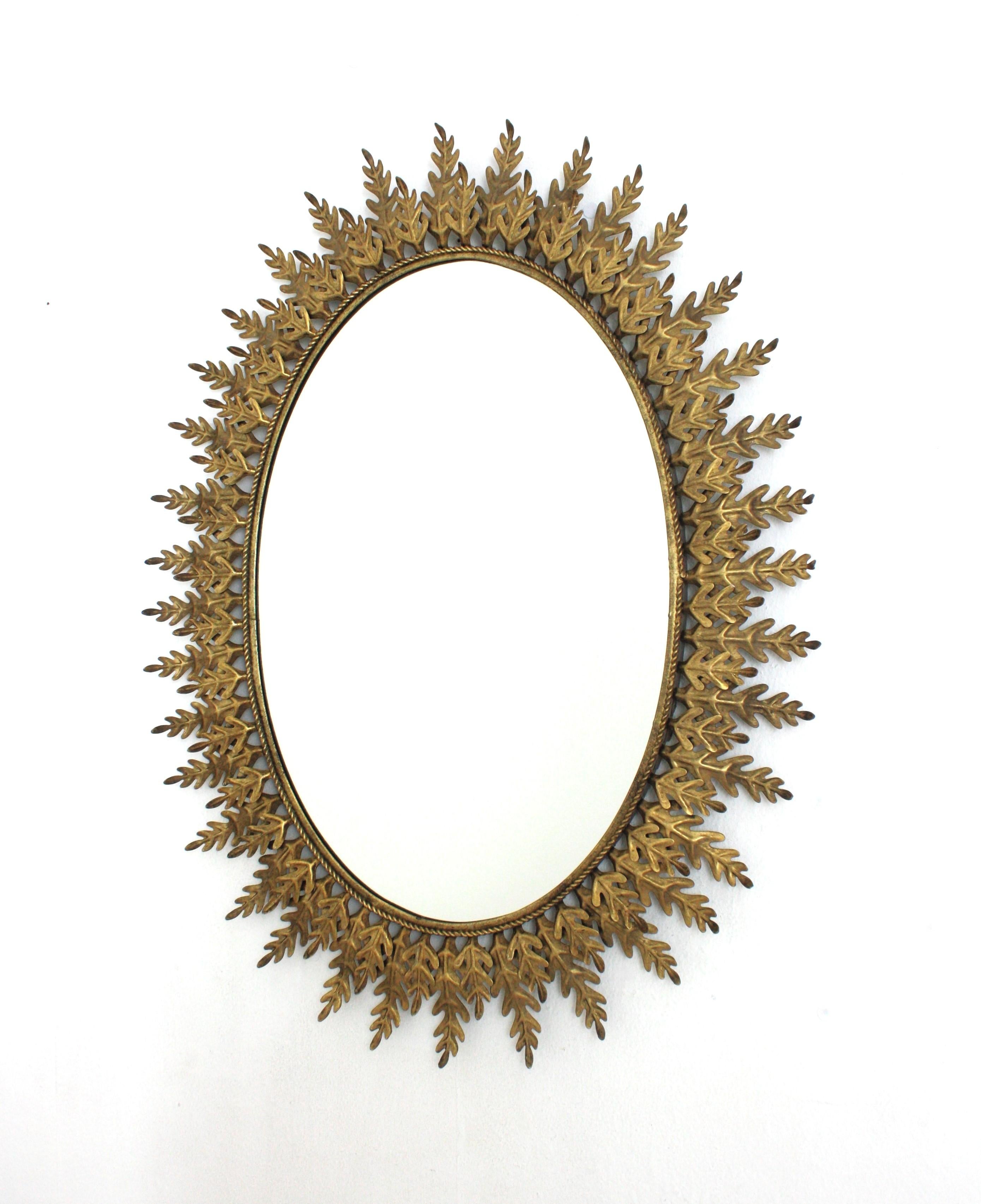 Ovaler Sunburst-Spiegel mit Blattrahmen, vergoldetes Metall, 1960er Jahre im Angebot 2