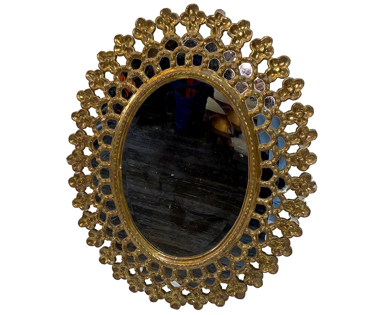 Espagnol Miroir ovale Sunburst avec finition dorée en vente