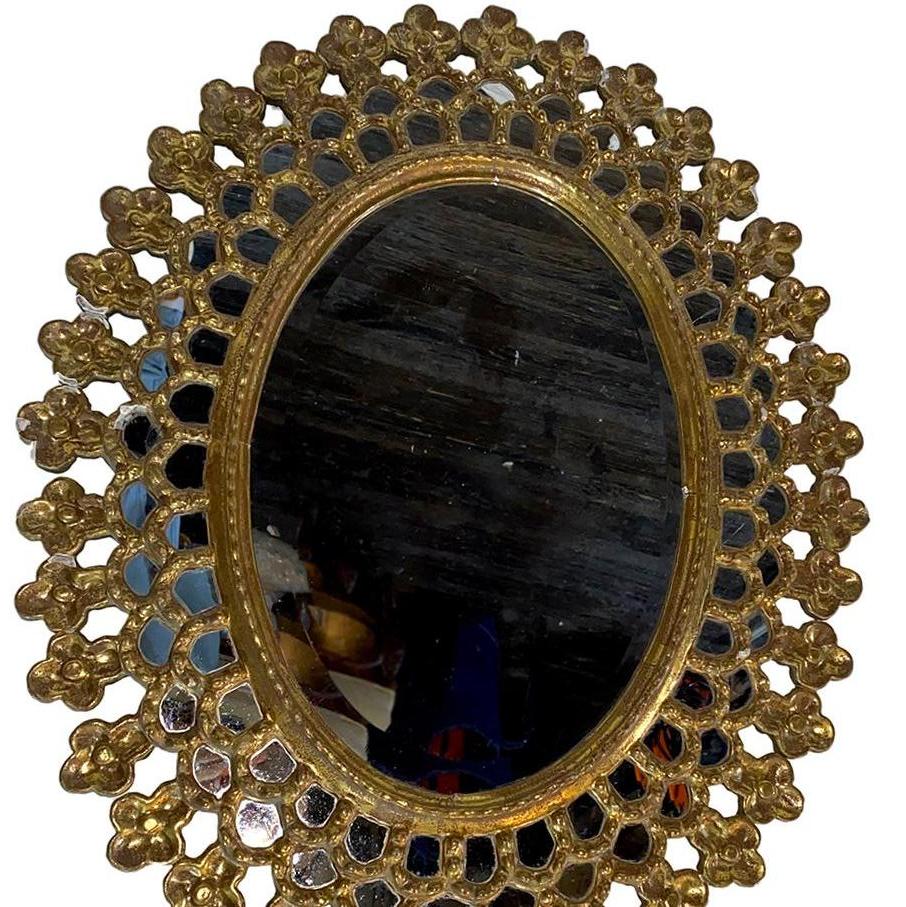 Sculpté à la main Miroir ovale Sunburst avec finition dorée en vente